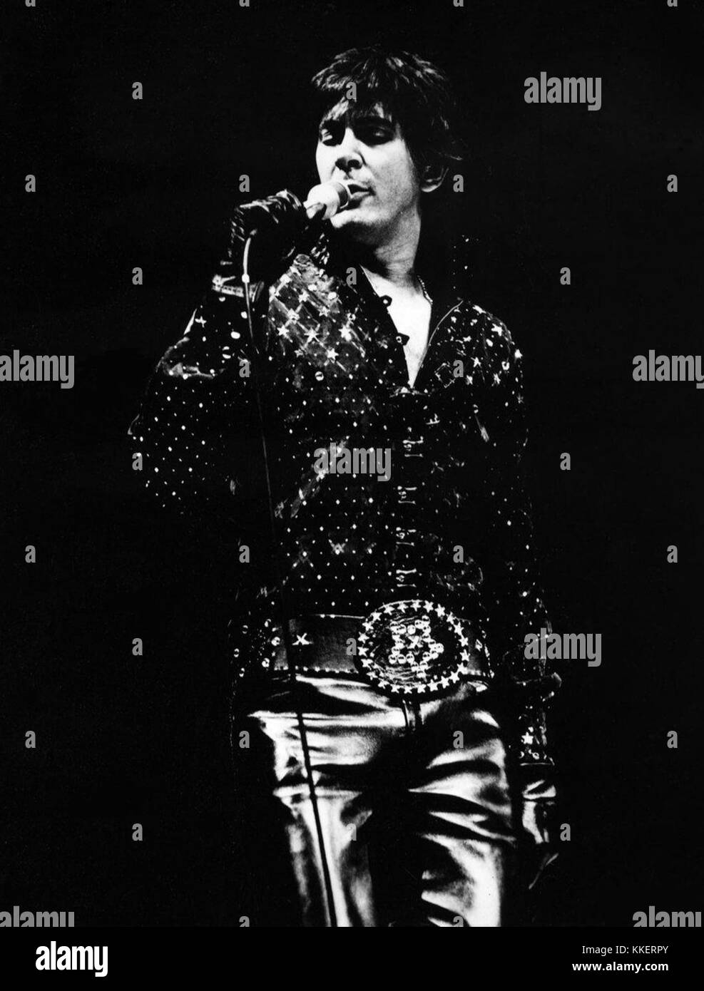 Une photographie de Frank Langella, prise en 1972, montrant l'acteur américain connu pour ses performances sur scène et au cinéma, y compris ses rôles emblématiques dans les genres dramatiques et thriller. Banque D'Images