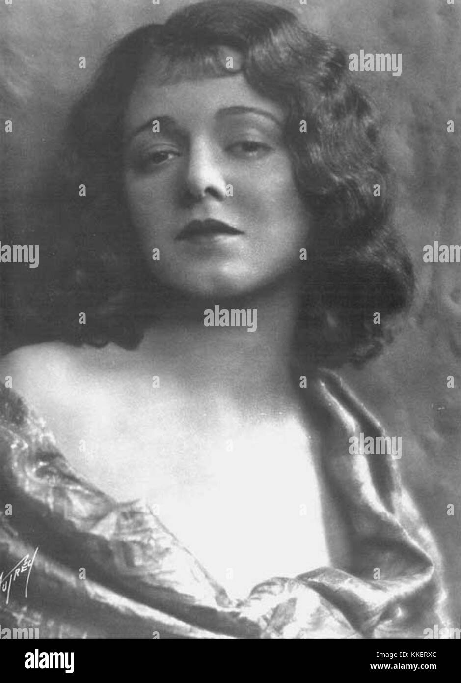 Cette photographie montre Janet Gaynor, actrice américaine emblématique des années 1920, connue pour son travail dans les films muets. Les performances de Gaynor dans des films tels que *Seventh Heaven* et *Street Angel* lui ont valu un Oscar de la meilleure actrice en 1928. Banque D'Images