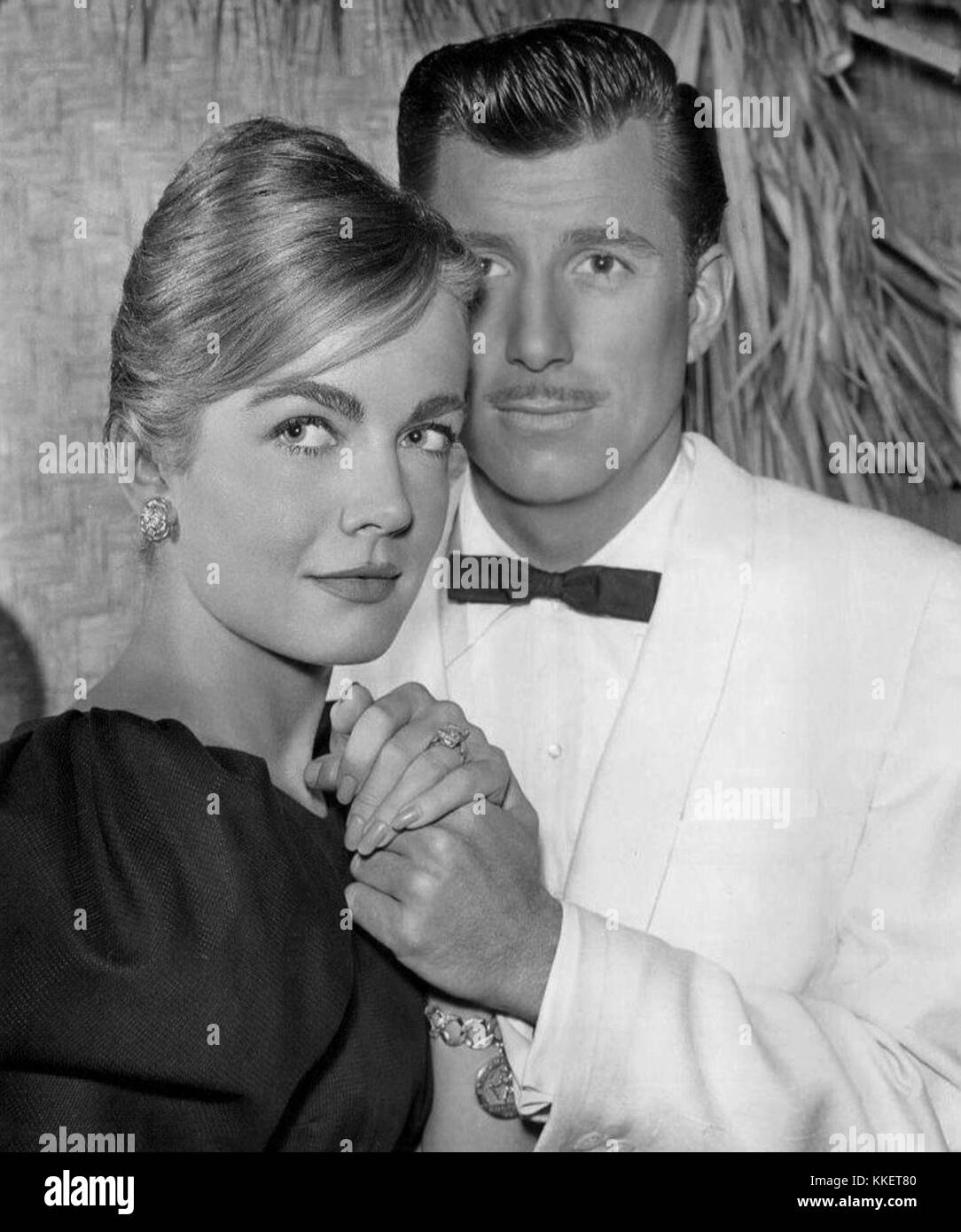 Anthony Eisley et Joanna Barnes ont joué dans la série télévisée « Hawaiian Eye » de 1960, un drame policier qui se déroule à Honolulu, connu pour ses cas intrigants et son cadre hawaïen. Banque D'Images