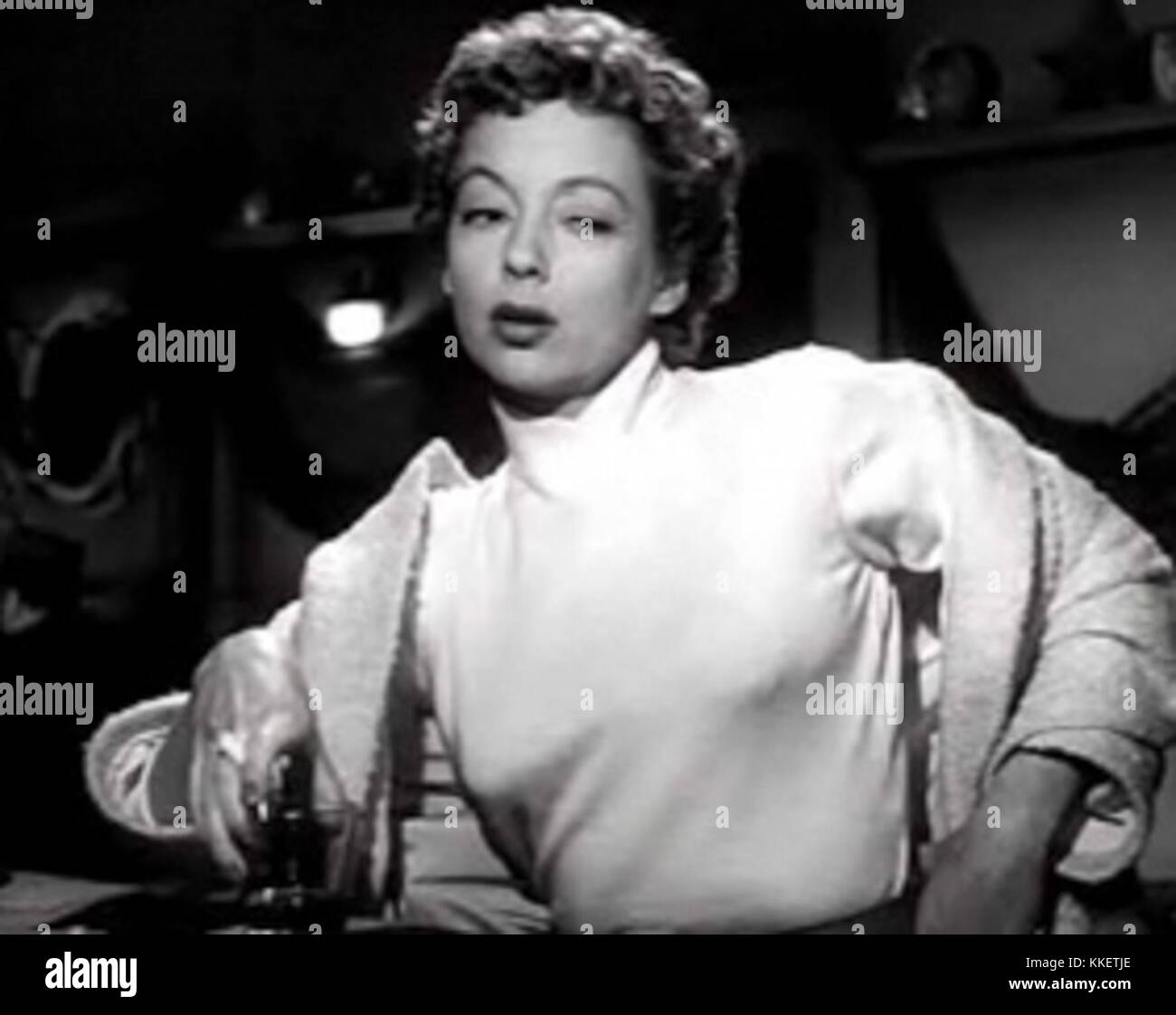 Evelyn Keyes joue dans le drame policier de 1953 *99 River Street*, où elle incarne un personnage clé dans une histoire de film noir gravissime qui implique trahison, mystère et meurtre. Banque D'Images