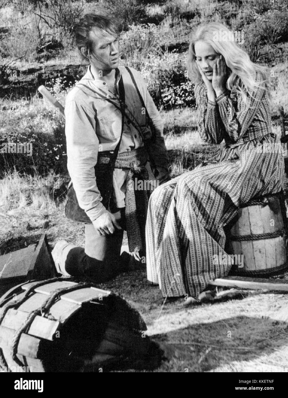 David Carradine et Sondra Locke ont joué ensemble dans l'emblématique série télévisée de 1974 'Kung Fu', qui est devenue une pierre de touche culturelle dans les médias d'arts martiaux. Banque D'Images