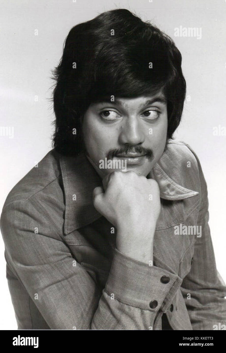 Freddie Prinze, acteur et comédien américain, était connu pour son rôle dans la sitcom *Chico and the Man*. Cette photo de 1975 capture sa carrière au cours de ses premières années. Banque D'Images