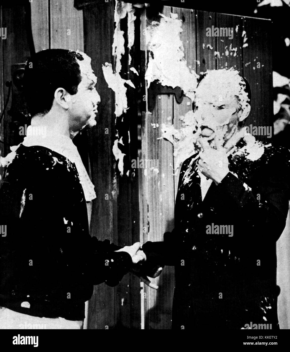 Frank Sinatra et Soupy Sales, deux figures emblématiques du divertissement américain, sont représentés ensemble dans cette image, mettant en valeur leur collaboration ou leur amitié dans le monde de la télévision et de la musique. Banque D'Images