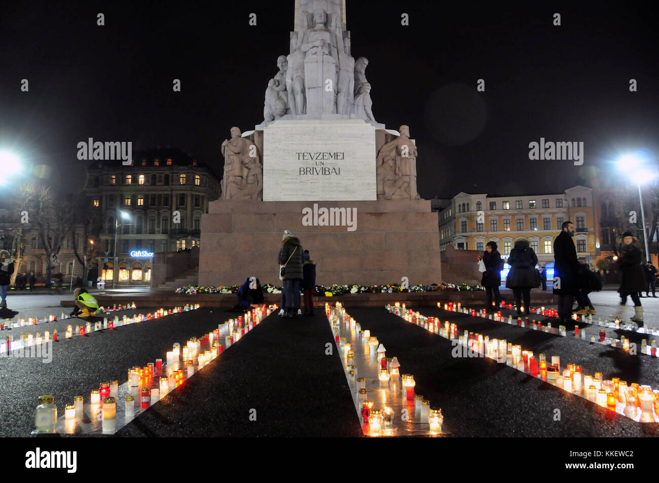 Riga, Lettonie. 30Th nov, 2017. Les gens allument des bougies devant le monument de la liberté lors d'un événement commémoratif à Riga, capitale de Lettonie, le nov. 30, 2017. Un certain nombre d'événements ont eu lieu le jeudi pour se souvenir de la pire tragédie de l'holocauste en Lettonie - l'assassinat de 25 000 juifs en seulement deux jours à l'hiver 1941 dans une forêt en dehors de Riga. crédit : Janis/Xinhua/Alamy live news Banque D'Images