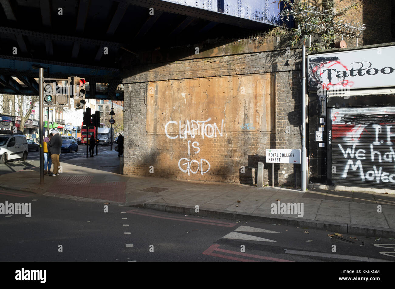 Camden Town, Londres, Angleterre, 1er décembre 2017, Clapton est Dieu de l'écriture Graffiti apparaît aujourd'hui, se référant à la guitariste Eric Clapton et est une copie de la célèbre graffiti paru dans tout le Royaume-Uni dans les années 60, à la hauteur de la renommée de la British rock group, crème d'Eric Clapton qui a été guitariste, avec Jack Bruce à la basse et Ginger Baker à la batterie. Banque D'Images