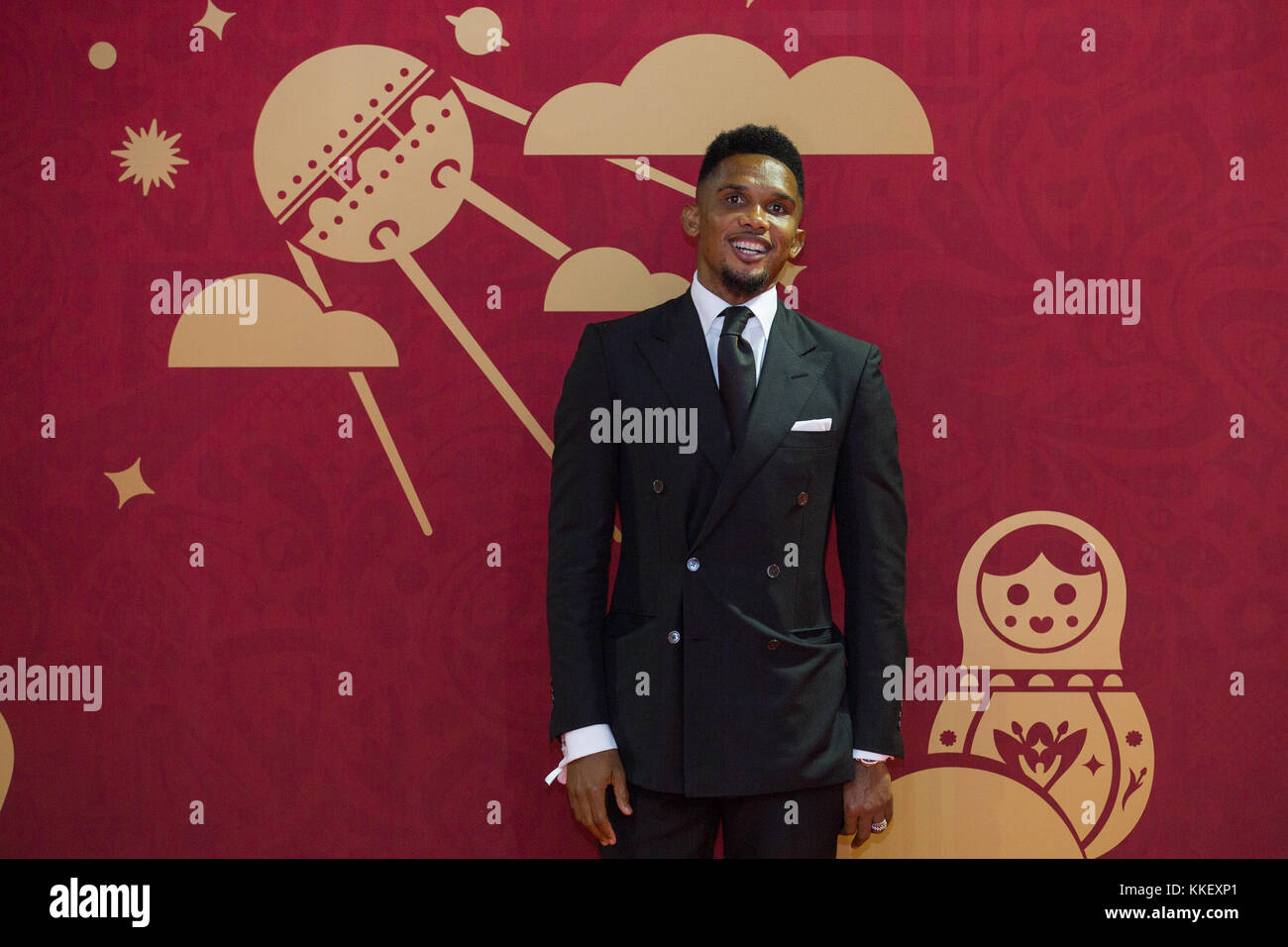Moscou, Russie. 1er décembre 2017. L'ancien footballeur camerounais Samuel Eto'o arrive pour le tirage au sort final de la Coupe du monde de la FIFA 2018 au Palais du Kremlin à Moscou, capitale de la Russie, le 1er décembre 2017. Crédit : Bai Xueqi/Xinhua/Alamy Live News Banque D'Images