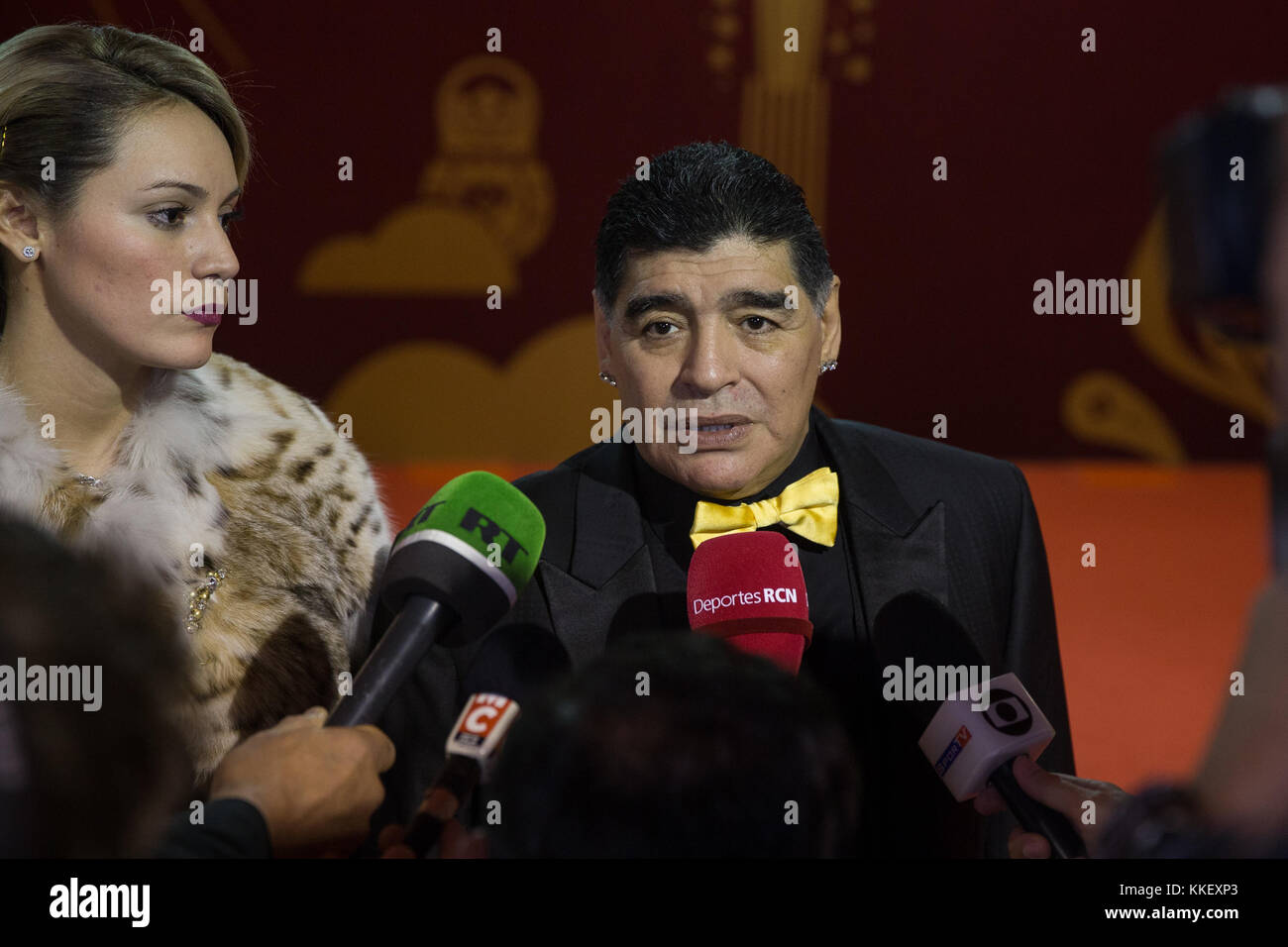 Moscou, Russie. 1er décembre 2017. Diego Maradona (R), légende du football argentin, est interviewé alors qu'il arrive pour le tirage au sort final de la Coupe du monde de la FIFA 2018 au Palais du Kremlin à Moscou, capitale de la Russie, le 1er décembre 2017. Crédit : Bai Xueqi/Xinhua/Alamy Live News Banque D'Images