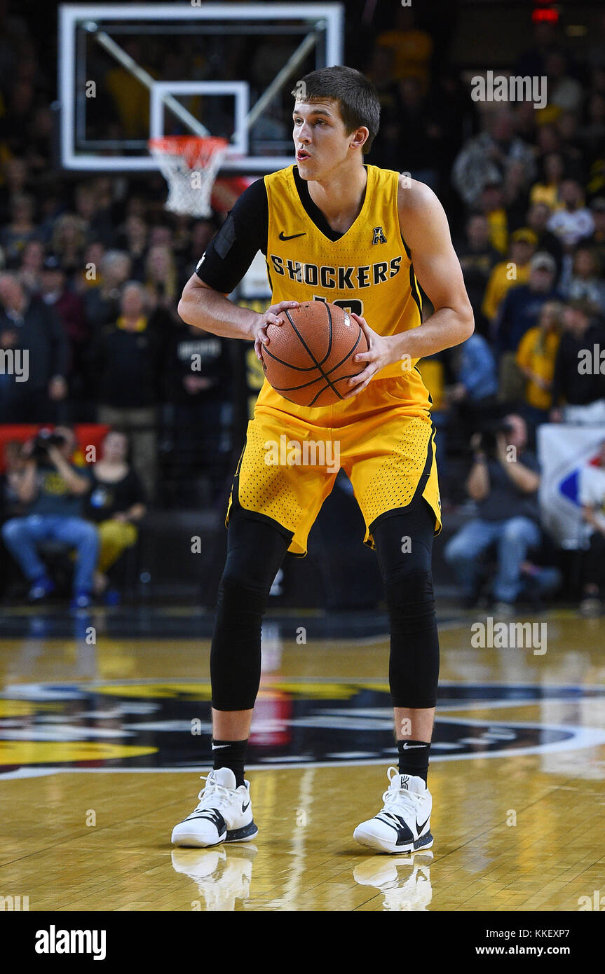 28 novembre 2017 : Wichita State Shockers guard Austin Reaves (12) a l'air de passer la balle pendant le jeu de basket-ball de NCAA entre le Savannah State Tigers et le Wichita State Shockers à Charles Koch Arena de Wichita, Kansas. Kendall Shaw/CSM Banque D'Images