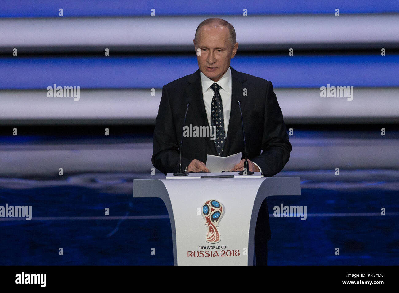 Moscou, Russie. 1er décembre 2017. Le président russe Vladimir Poutine assiste à l'événement tirage final de la coupe du monde de la fifa 2018 à l'Etat kremlin palace à Moscou, capitale de la Russie, déc. 1, 2017. crédit : bai xueqi/Xinhua/Alamy live news Banque D'Images