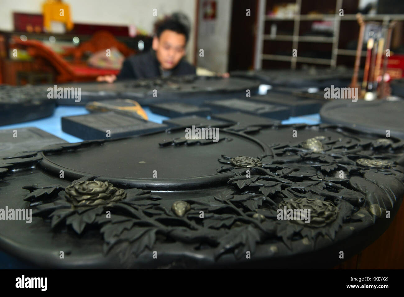 (171202) -- cengong, déc. 2, 2017 (Xinhua) -- un artisan chacks inkstones sizhou dans un studio de sculpture cengong, comté du sud-ouest de la Chine, de la province du Guizhou, nov. 30, 2017. sizhou inkstone, principalement produit dans le comté de cengong, a une histoire de milliers d'années. Pour les calligraphes et peintres, la qualité de l'inkstone est tout aussi importante que la qualité de l'encre qui est la masse à l'intérieur de celui-ci, comme l'inkstone peut affecter la texture de l'encre. papier, encre, pinceaux et inkstones -- connue comme les "quatre trésors de l' étude -- sont les principaux outils utilisés en calligraphie chinoise et de la douleur Banque D'Images