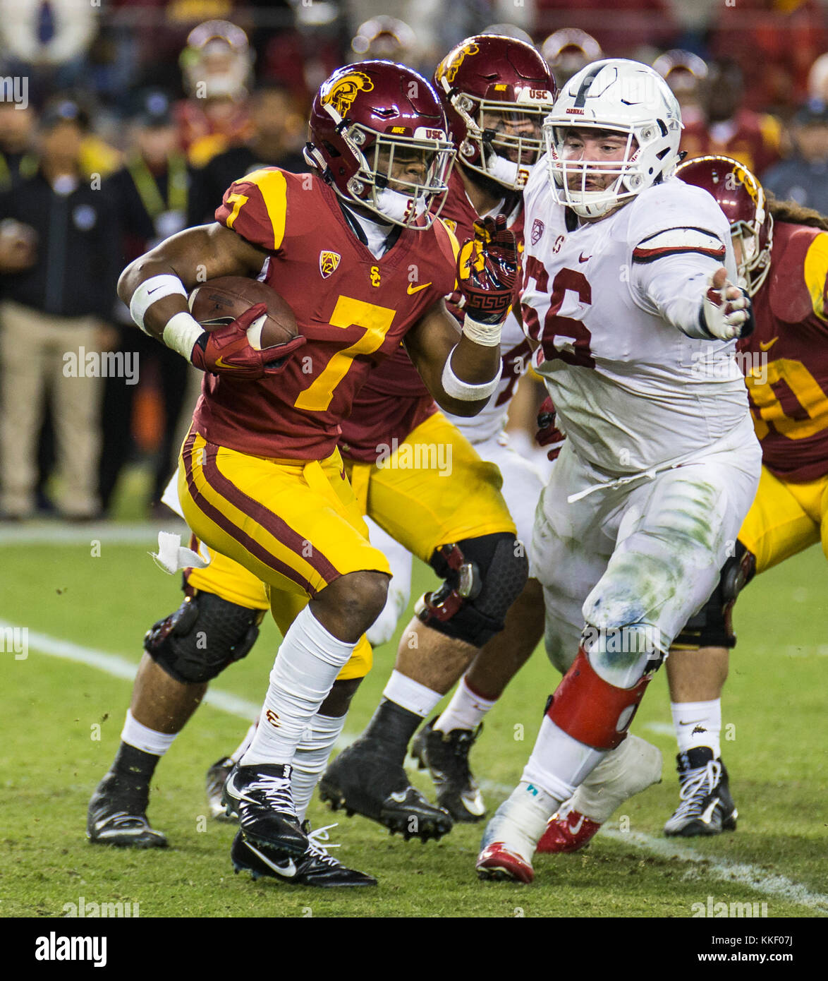 Dec 01 2017 - Santa Clara U.S.A CA USC running back Stephen Carr (7) exécuter d'un court-circuit pendant la Pac 12 NCAA Football Championship match entre le Cardinal de Stanford et de l'USC Trojans 31-28 victoire à Santa Clara en Californie Stade Levi James Thurman/CSM Banque D'Images