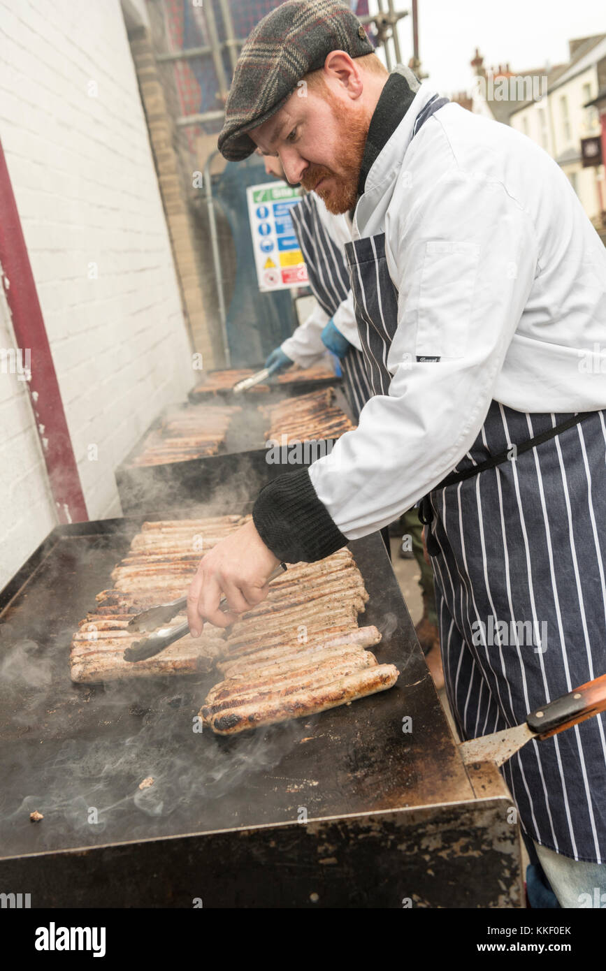 Mill Road Cambridge, UK. 2 Décembre, 2017. Traders préparer des aliments de rue à la foire d'hiver annuel qui a lieu au début de décembre. L'événement comprend une foire alimentaire avec des stands de nourriture de rue, de la musique, des activités pour les enfants, des défilés et des promotions par les groupes communautaires locaux et des commerçants. Mill Road est célèbre pour ses boutiques indépendantes et diverses collectivités. Credit : Julian Eales/Alamy Live News Banque D'Images