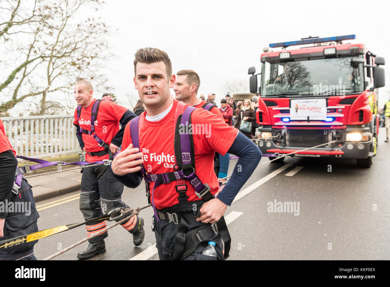 Mill Road Cambridge, UK. 2 Décembre, 2017. Tirez les pompiers un camion de pompiers le long de la rue que les gens apprécient l'hiver annuel qui a lieu au début de décembre. L'événement comprend une foire alimentaire avec des stands de nourriture de rue, de la musique, des activités pour les enfants, des défilés et des promotions par les groupes communautaires locaux et des commerçants. Mill Road est célèbre pour ses boutiques indépendantes et diverses collectivités. Credit : Julian Eales/Alamy Live News Banque D'Images