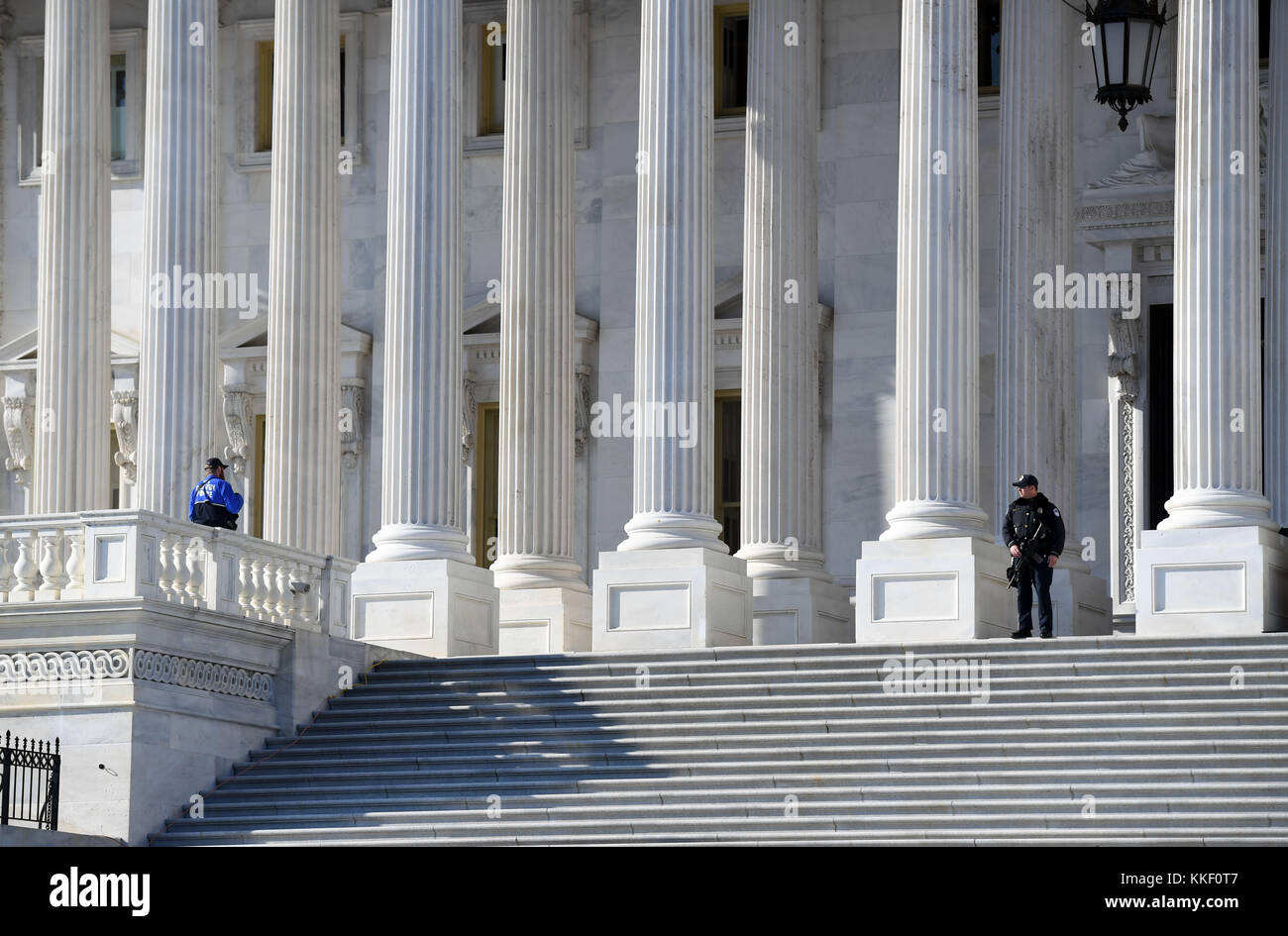 Washington, États-Unis. 1er décembre 2017. Les policiers montent la garde du côté du Sénat du Capitole à Washington, DC, aux États-Unis, le 1er décembre 2017. Samedi matin, le Sénat américain a adopté de justesse le projet de loi républicain visant à remanier le code fiscal en plusieurs décennies, se rapprochant ainsi de la première victoire législative majeure de l’administration Trump et des républicains du Congrès. Crédit : Yin Bogu/Xinhua/Alamy Live News Banque D'Images