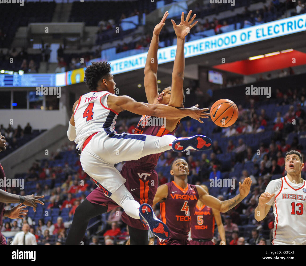 2 décembre, 2017 ; Oxford, MS, USA ; Ole' Mlle, BREEIN TYREE (4), entraîne vers le panier et est remplie par Virginia Tech, KERRY BLACKSHEAR, Jr., (24), dans la région de basket-ball de NCAA D1 action au pavillon. Virginia Tech a défait l' Ole Miss rebelles en heures supplémentaires, 83-80. Kevin Langley/CSM Banque D'Images