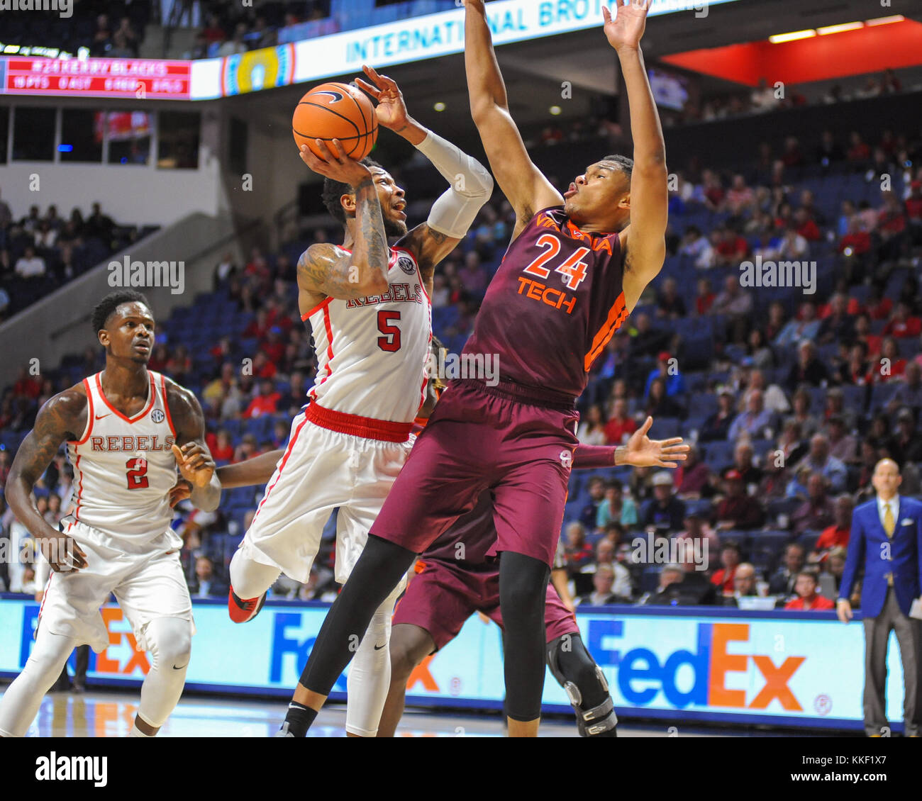 2 décembre, 2017 ; Oxford, MS, USA ; Ole' Mlle, MARKEL CRAWFORD (5), des lecteurs pour le cerceau comme Virginia Tech. guard, KERRY BLACKSHEAR Jr (24), tente de l'arrêter, pendant un match de basket-ball de NCAA D1. Virginia Tech a défait l' Ole Miss rebelles en heures supplémentaires, 83-80. Kevin Langley/CSM Banque D'Images