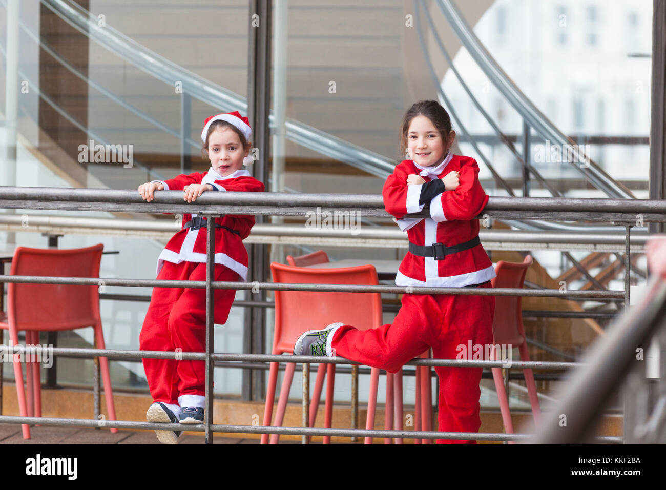 Bexhill-on-Sea, East Sussex, UK. 3 Décembre, 2017. L'Assemblée Bexhill Santa dash maintenant à sa quatrième année, a attiré 200 participants cette fois chacun contribuant à un organisme de bienfaisance de leur choix, l'an dernier, plus de £7000 a été soulevée. Un temps doux et couvert pour le départ de la course. Crédit photo : Paul Lawrenson /Alamy Live News Banque D'Images