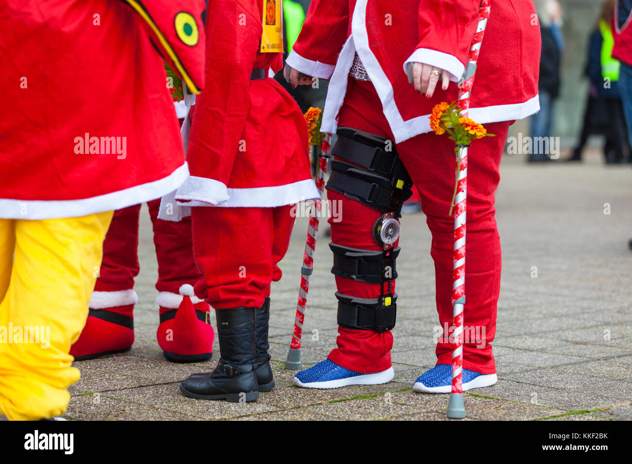 Bexhill-on-Sea, East Sussex, UK. 3 Décembre, 2017. L'Assemblée Bexhill Santa dash maintenant à sa quatrième année, a attiré 200 participants cette fois chacun contribuant à un organisme de bienfaisance de leur choix, l'an dernier, plus de £7000 a été soulevée. Un temps doux et couvert pour le départ de la course. Crédit photo : Paul Lawrenson /Alamy Live News Banque D'Images