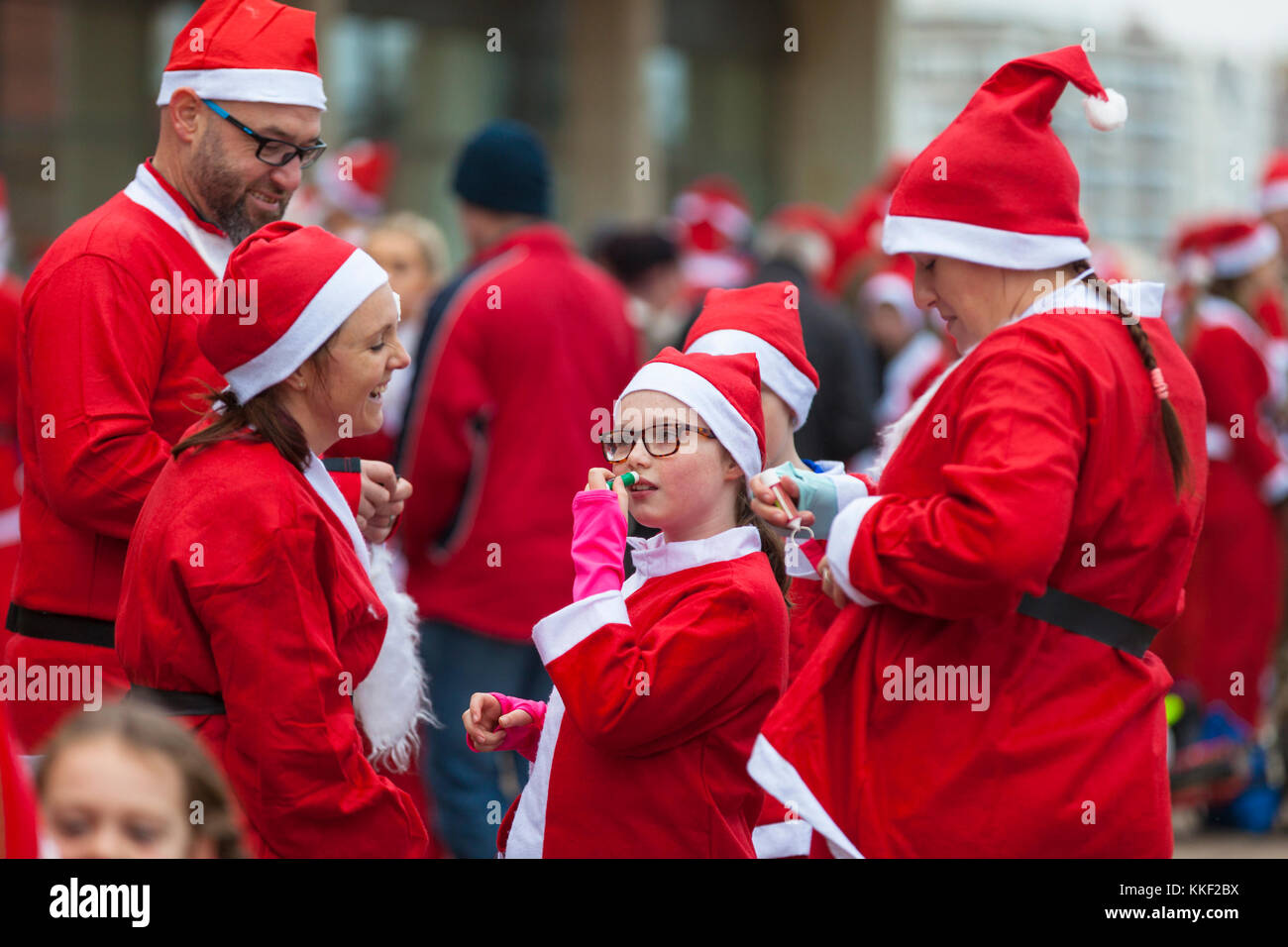 Bexhill-on-Sea, East Sussex, UK. 3 Décembre, 2017. L'Assemblée Bexhill Santa dash maintenant à sa quatrième année, a attiré 200 participants cette fois chacun contribuant à un organisme de bienfaisance de leur choix, l'an dernier, plus de £7000 a été soulevée. Un temps doux et couvert pour le départ de la course. Crédit photo : Paul Lawrenson /Alamy Live News Banque D'Images