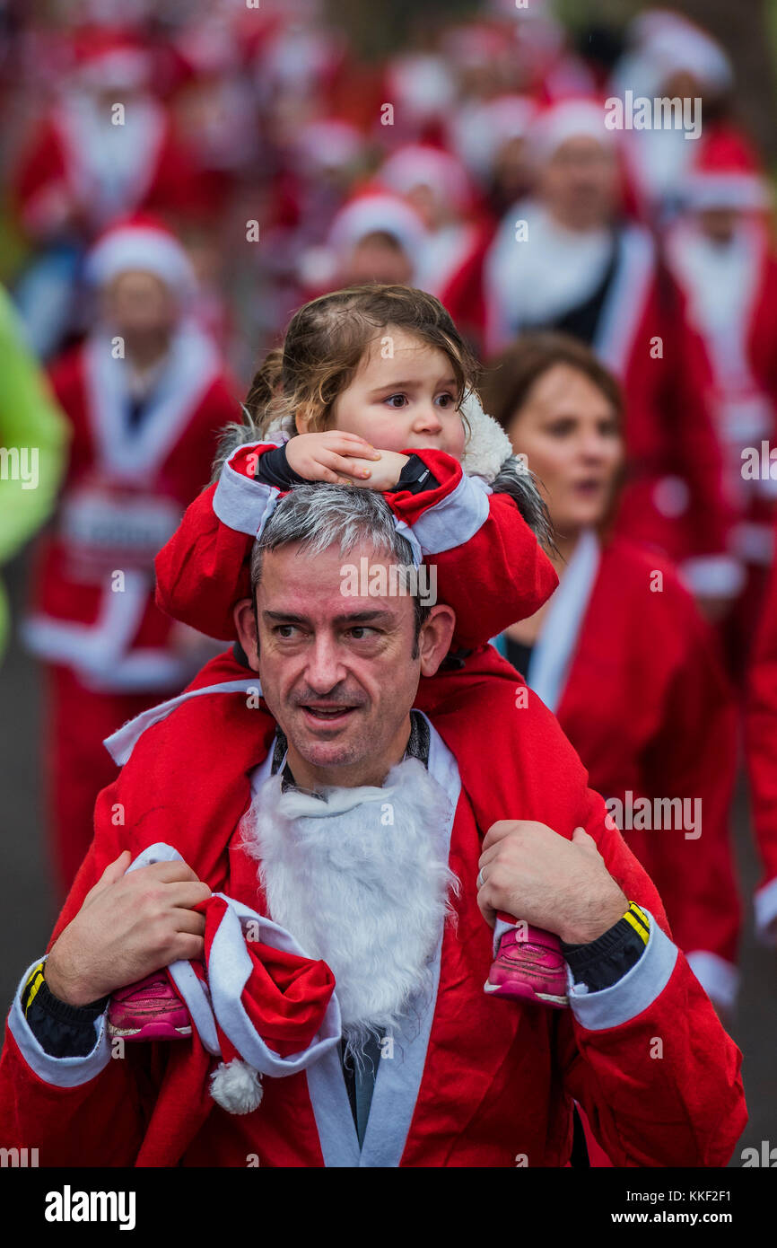 Clapham Common, London, UK. 3 Décembre, 2017. Les participants de tous âges don Père Nöel pour le London Santa Dash sur Clapham Common. L'événement était de réunir des fonds pour l'hôpital Great Ormond Street (Gosh) Children's Charity et cause un 5 ou 10k. Crédit : Guy Bell/Alamy Live News Banque D'Images