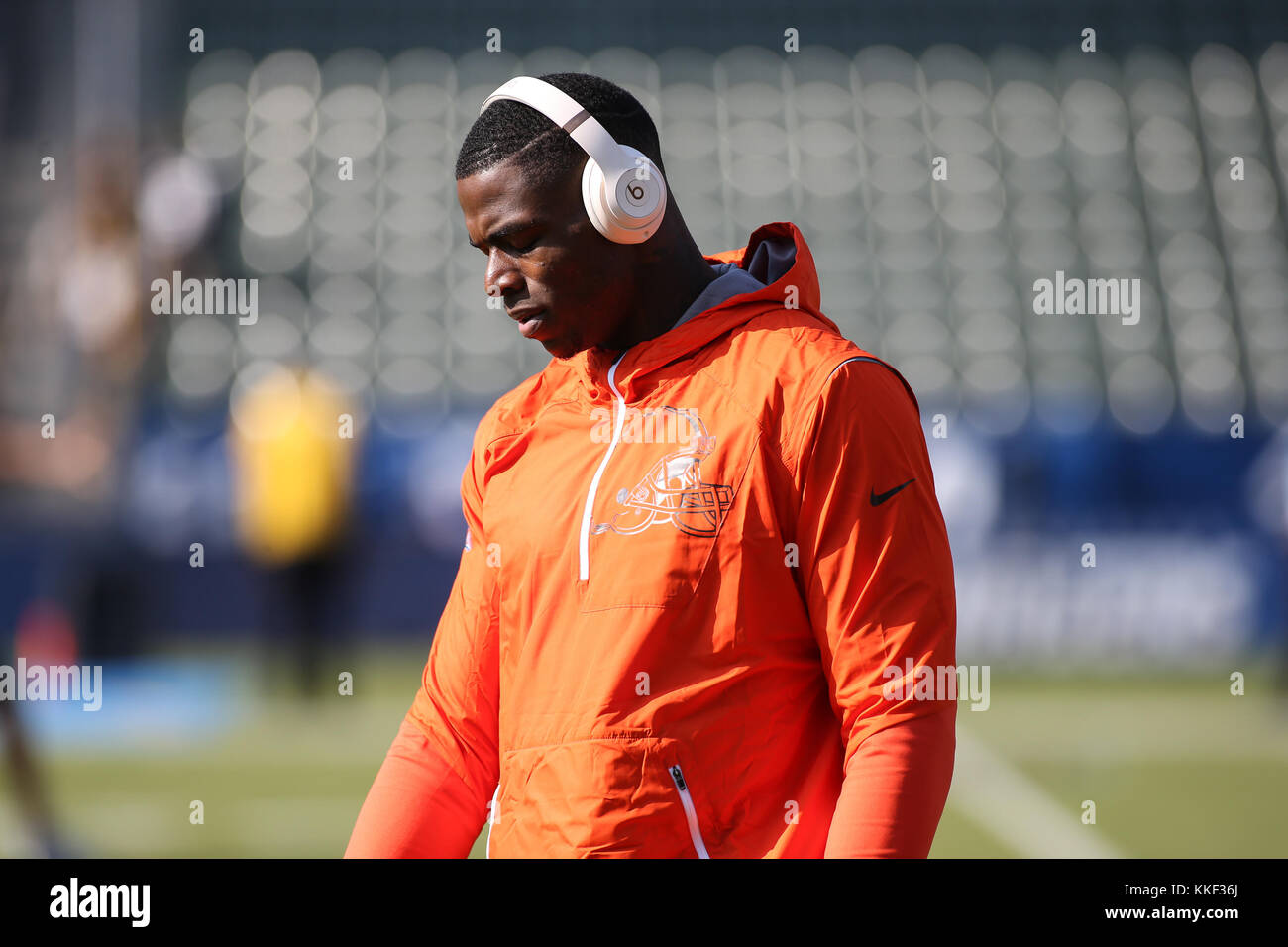 Carson, CA. 06Th Dec, 2017. Cleveland Browns receveur Josh Gordon avant l'avant-match NFL Cleveland Browns vs Los Angeles Chargers au Stubhub Center de Carson, Ca, 03 décembre 2017. (Photographe complète absolue & Company Crédit : Jevone Moore/Cal Sport Media Network Television (veuillez contacter votre représentant des ventes pour l'utilisation de la télévision. Credit : csm/Alamy Live News Banque D'Images