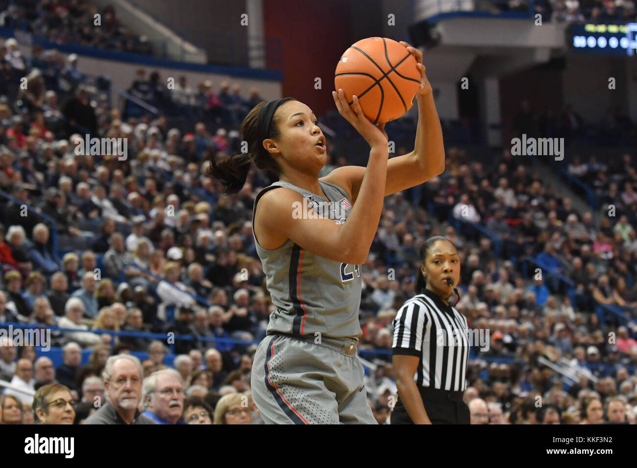 Hartford, CT, USA. 19Th Mar, 2017. Napheesa Collier (24) de l'Uconn Huskies pousses durant un match contre les Notre Dame Fighting Irish au XL Center à Hartford, CT. Gregory Vasil/CSM/Alamy Live News Banque D'Images