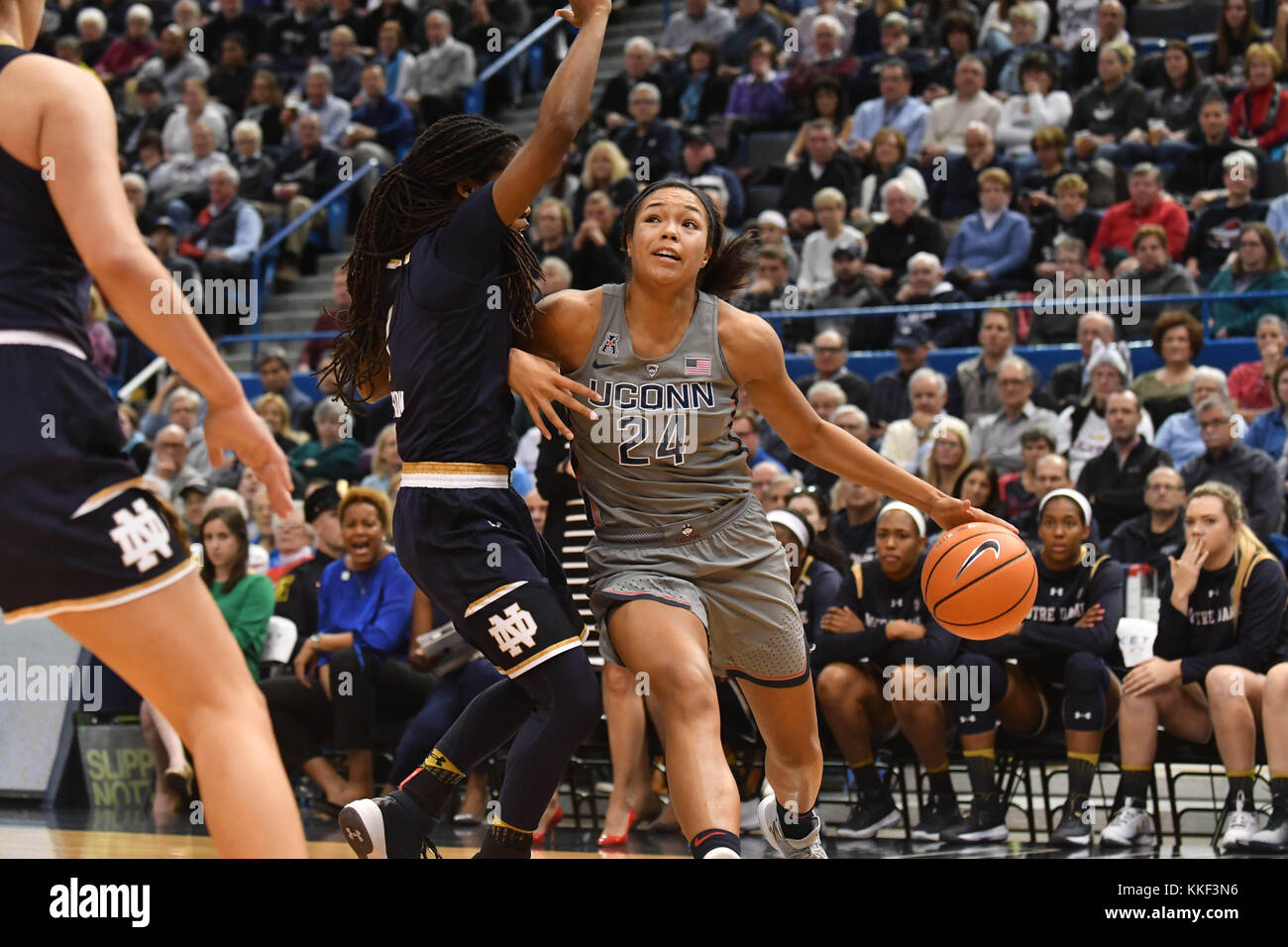 Hartford, CT, USA. 19Th Mar, 2017. Napheesa Collier (24) de l'Uconn Huskies durs pour le panier au cours d'un match contre les Notre Dame Fighting Irish au XL Center à Hartford, CT. Gregory Vasil/CSM/Alamy Live News Banque D'Images