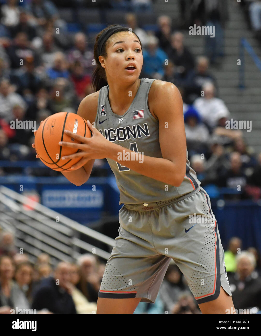 Hartford, CT, USA. 19Th Mar, 2017. Napheesa Collier (24) de l'Uconn Huskies ressemble à passer au cours d'un match contre les Notre Dame Fighting Irish au XL Center à Hartford, CT. Gregory Vasil/CSM/Alamy Live News Banque D'Images