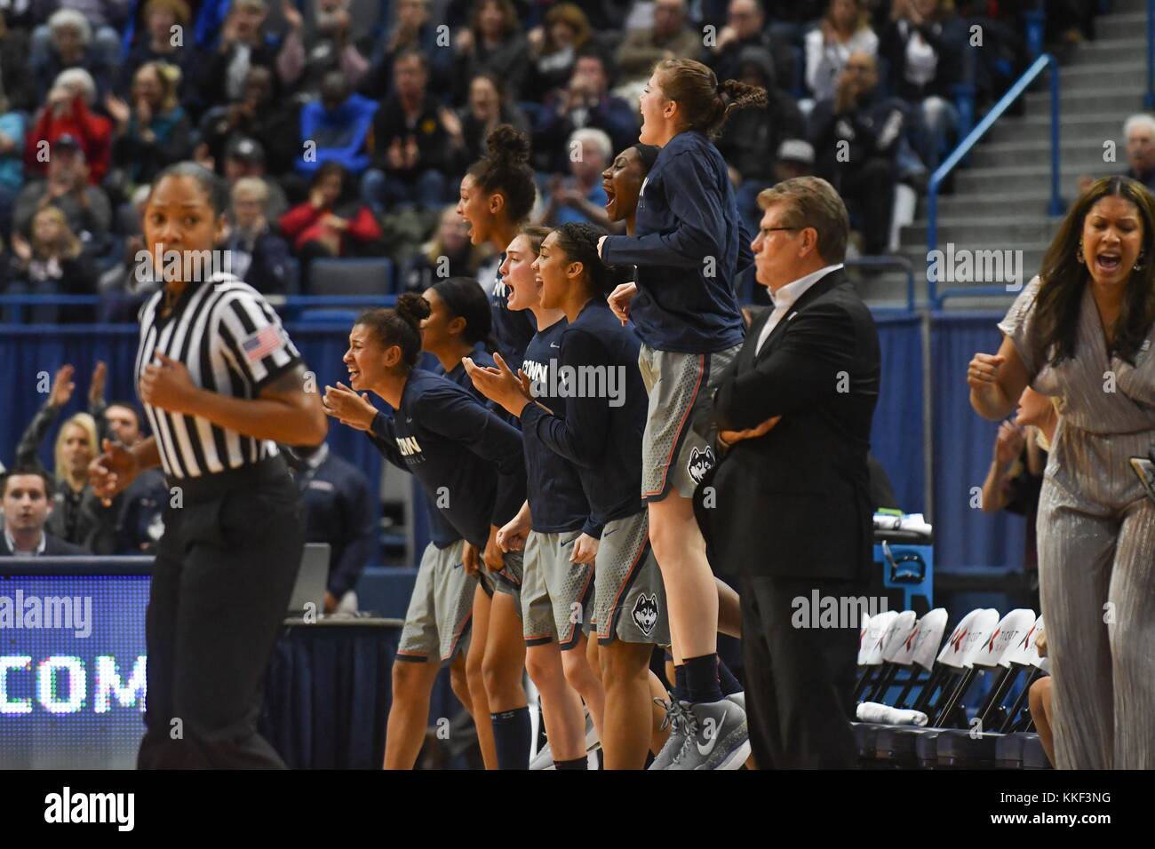 Hartford, CT, USA. 19Th Mar, 2017. Les Huskies de Uconn éclate après avoir tiré dans la banquette d'un rappel de la Notre Dame Fighting Irish au XL Center à Hartford, CT. Gregory Vasil/CSM/Alamy Live News Banque D'Images