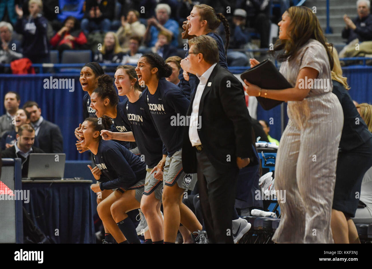 Hartford, CT, USA. 19Th Mar, 2017. Les Huskies de Uconn éclate après avoir tiré dans la banquette d'un rappel de la Notre Dame Fighting Irish au XL Center à Hartford, CT. Gregory Vasil/CSM/Alamy Live News Banque D'Images