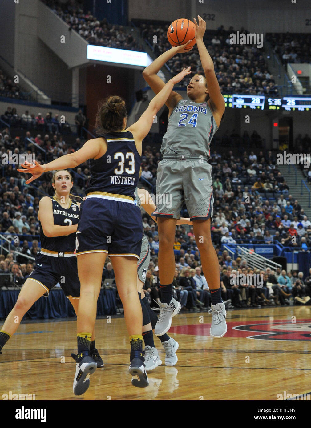 Hartford, CT, USA. 19Th Mar, 2017. Napheesa Collier (24) de l'Uconn Huskies pousses durant un match contre les Notre Dame Fighting Irish au XL Center à Hartford, CT. Gregory Vasil/CSM/Alamy Live News Banque D'Images