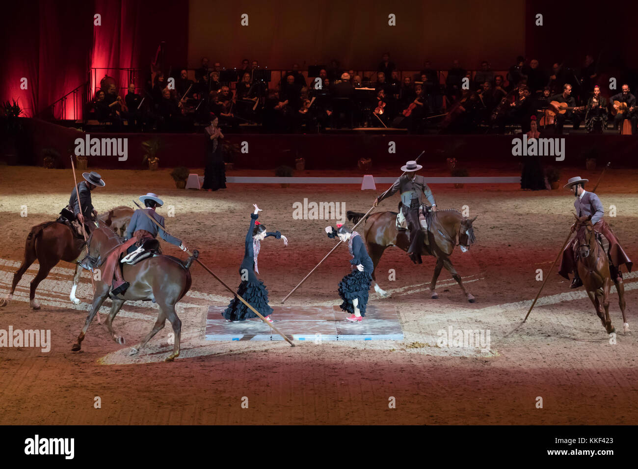 Budapest, Hongrie. 3 décembre 2017. Danseurs et cavaliers des écuries royales espagnoles de Cordoue se produisent lors d'un spectacle à Budapest, Hongrie, le 3 décembre 2017. Crédit : Attila Volgyi/Xinhua/Alamy Live News Banque D'Images