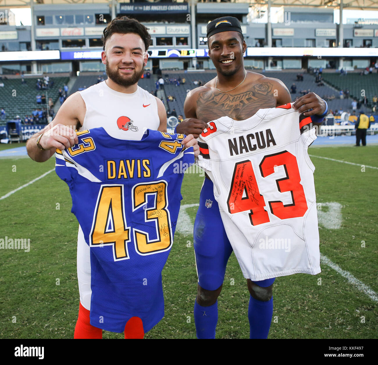 Carson, CA. 06Th Dec, 2017. Les BYU Cougars Cleveland Browns arrière défensif Kai Nacua (43) et Los Angeles Chargers Michael Davis évoluait (43)après la NFL Browns de Cleveland vs Los Angeles Chargers au Stubhub Center de Carson, Ca, 03 décembre 2017. (Photographe complète absolue & Company Crédit : Jevone Moore/Cal Sport Media Network Television (veuillez contacter votre représentant des ventes pour l'utilisation de la télévision. Credit : csm/Alamy Live News Banque D'Images