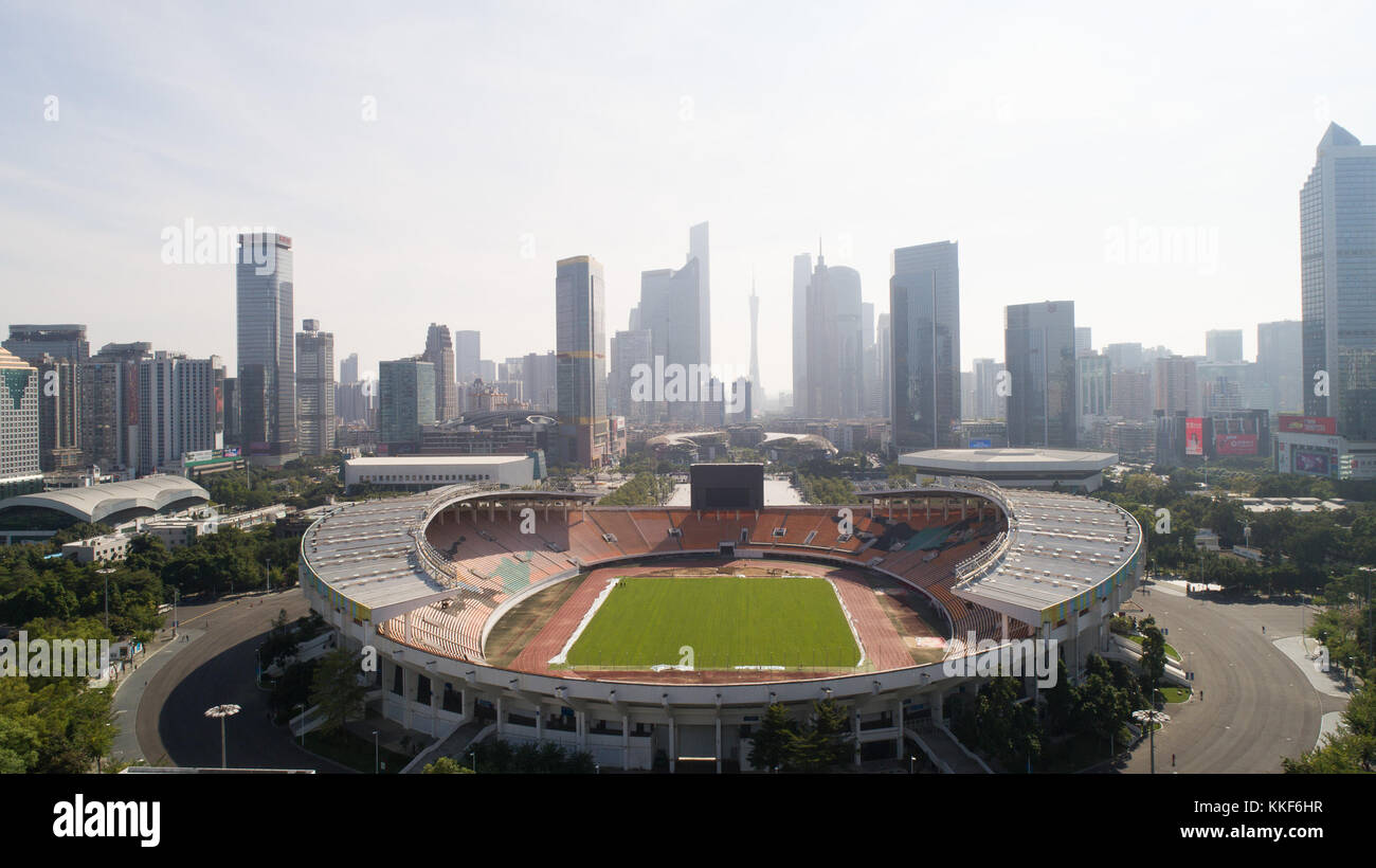 Guangzhou. 2 décembre 2017. La photo prise le 2 décembre 2017 montre le stade Tianhe à Guangzhou, dans la province du Guangdong du sud de la Chine. Le Forum mondial Fortune 2017 se tiendra à Guangzhou du 6 au 8 décembre. Crédit : Jin Liwang/Xinhua/Alamy Live News Banque D'Images