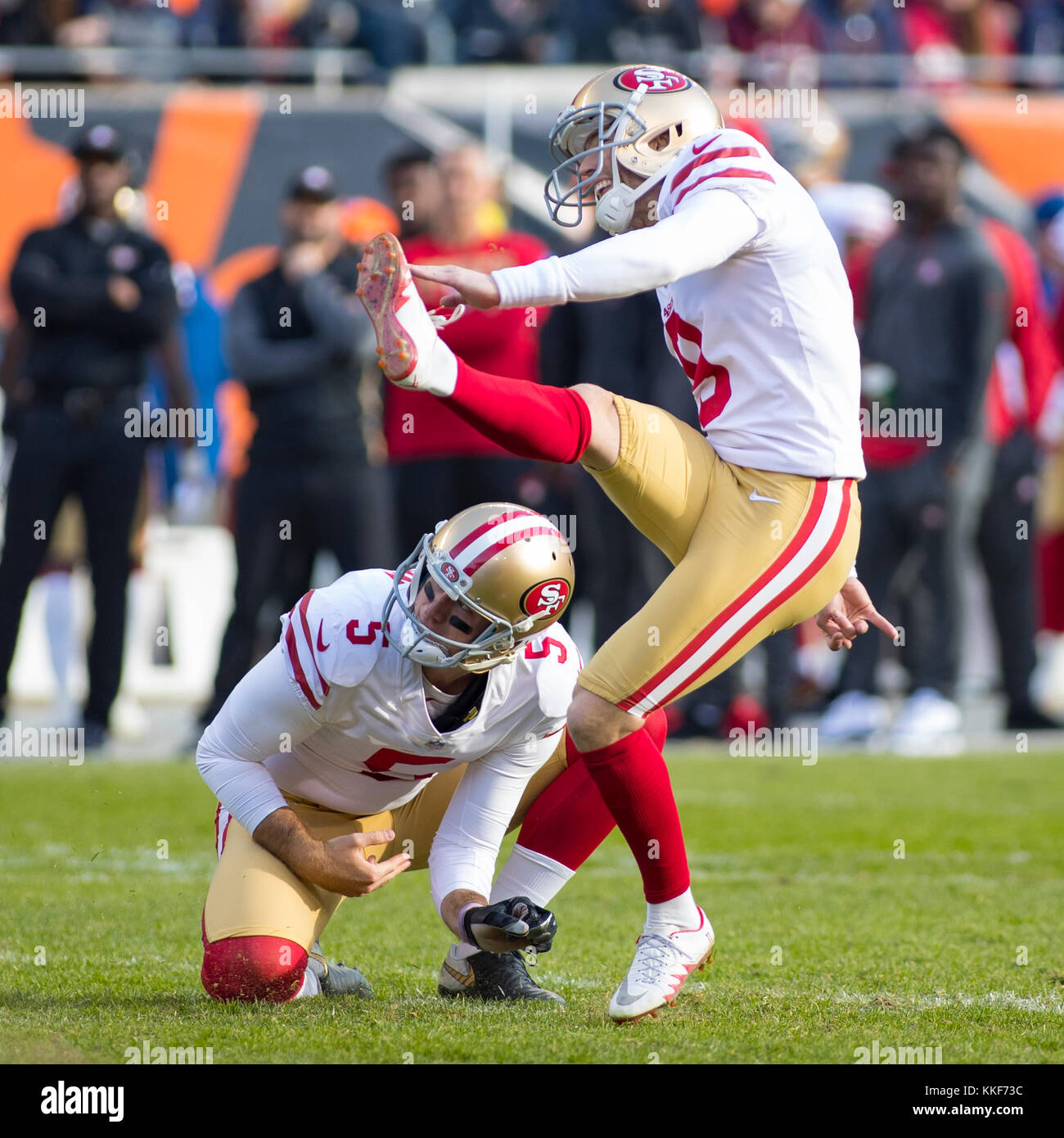 03 décembre 2017 : Chicago, Illinois, États-Unis - 49ers # 9 Robbie Gould kicks un champ objectif tenu par # 5 Bradley pignon pendant le jeu entre la NFL San Francisco 49ers et les ours de Chicago à Soldier Field, à Chicago, IL. Photographe : Mike Wulf Banque D'Images