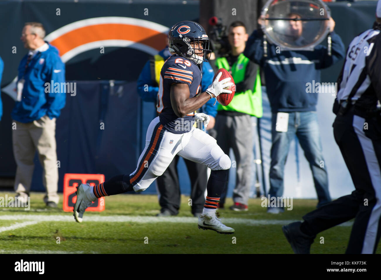 03 décembre 2017 : Chicago, Illinois, États-Unis - Porte # 29 Tarik Cohen s'exécute dans pour un touché au cours de la NFL match entre les 49ers de San Francisco et Chicago Bears à Soldier Field, à Chicago, IL. Photographe : Mike Wulf Banque D'Images