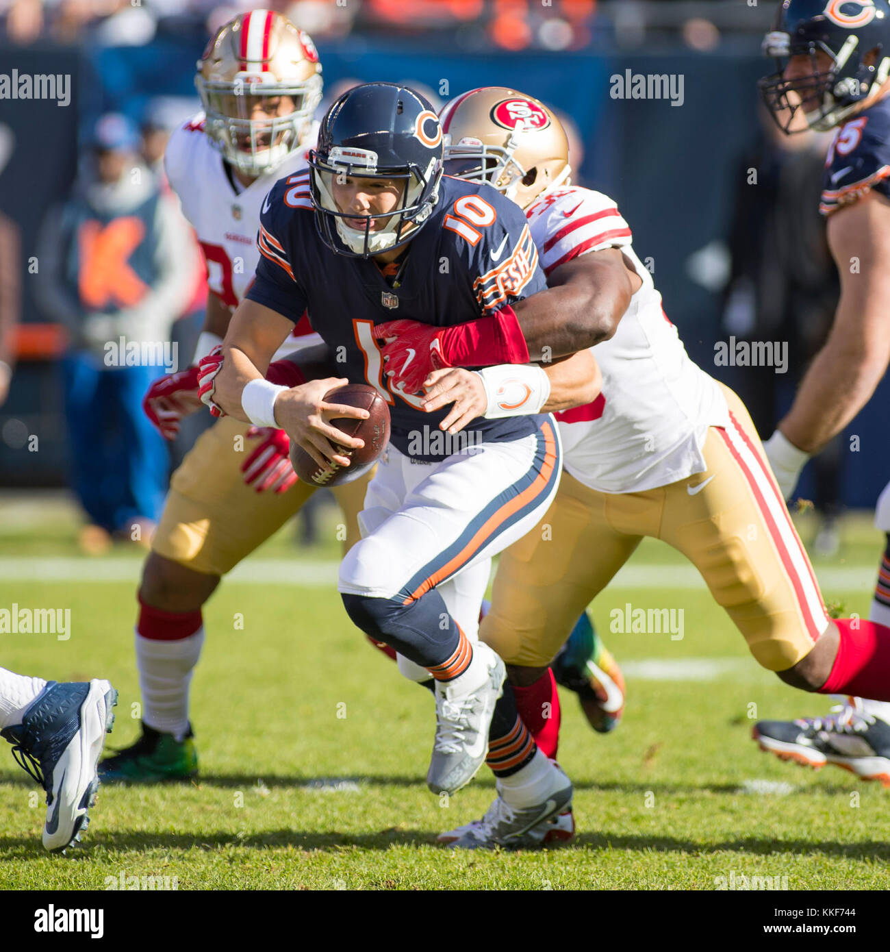 03 décembre 2017 : Chicago, Illinois, États-Unis - Quarterback Ours # 10 Trubisky Mitchell est saccagée par 49ers # 38 Adrian Colbert au cours de la NFL match entre les 49ers de San Francisco et Chicago Bears à Soldier Field, à Chicago, IL. Photographe : Mike Wulf Banque D'Images