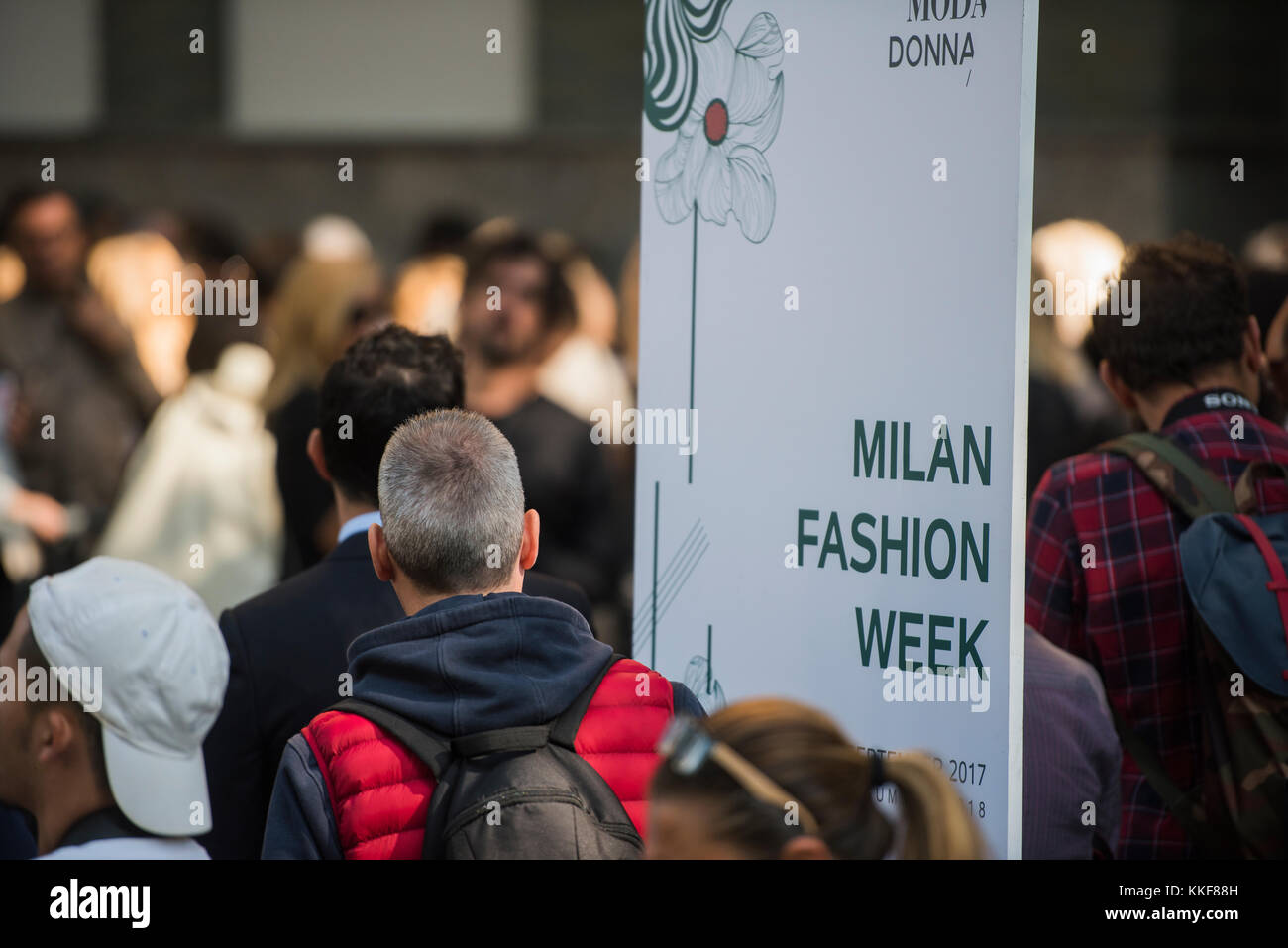 Milan, Italie - 22 septembre 2017 : les gens à l'entrée d'un défilé de mode pendant la Fashion Week de Milan. Banque D'Images