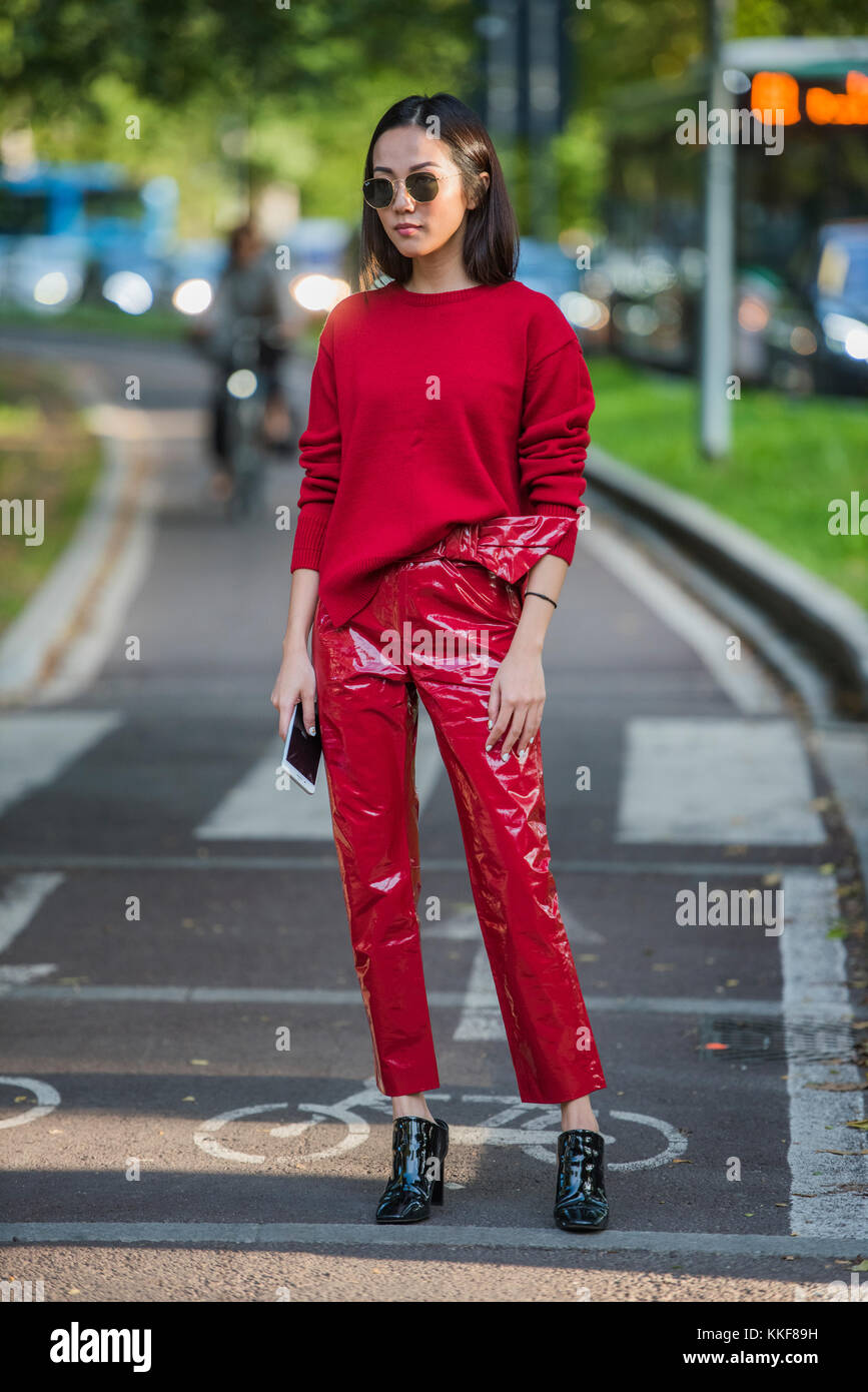 Milan, Italie - 22 septembre 2017 : femme avec un look à la mode, pose pour  les photographes avant le défilé versace à milan fashion week - street  style concept printemps/été 2018 Photo Stock - Alamy