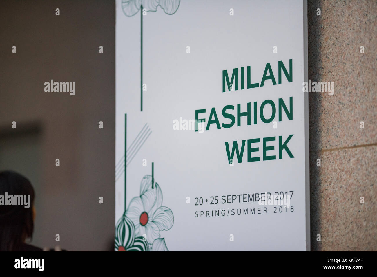 Milan, Italie - 22 septembre 2017 : les gens à l'entrée d'un défilé de mode pendant la Fashion Week de Milan. Banque D'Images