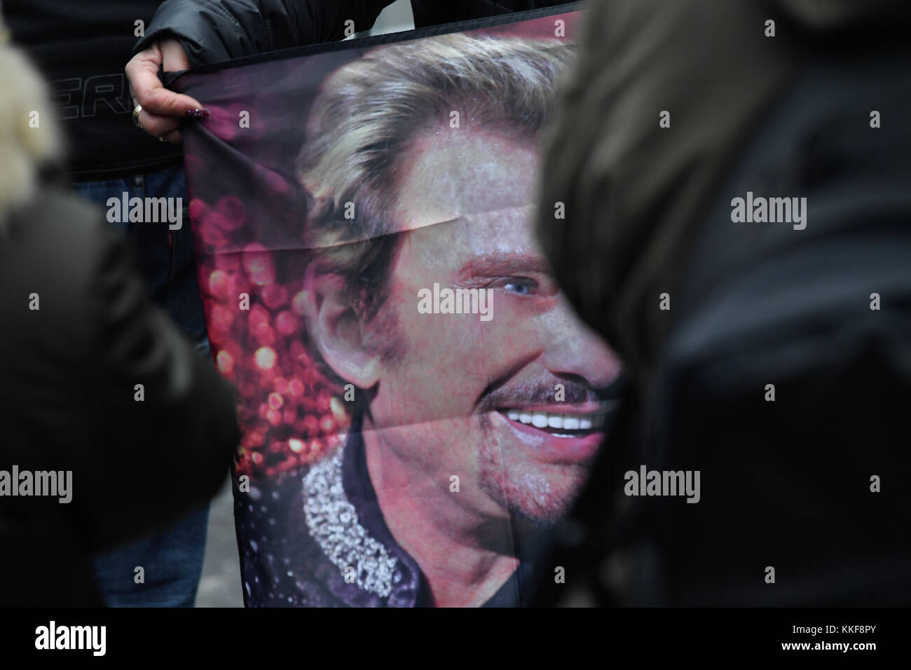 Marne la coquette, France. 08Th dec 2017. julien mattia / le pictorium - décès de johnny hallyday - 06/12/2017 - France / marne la coquette - à la suite de la mort de johnny hallyday dans la nuit du 5 au 6 décembre 2017, le premier rendez-vous des fans à Marne-la-Coquette près de son domicile à déposer des fleurs et de lui rendre hommage. crédit : le pictorium/Alamy live news Banque D'Images