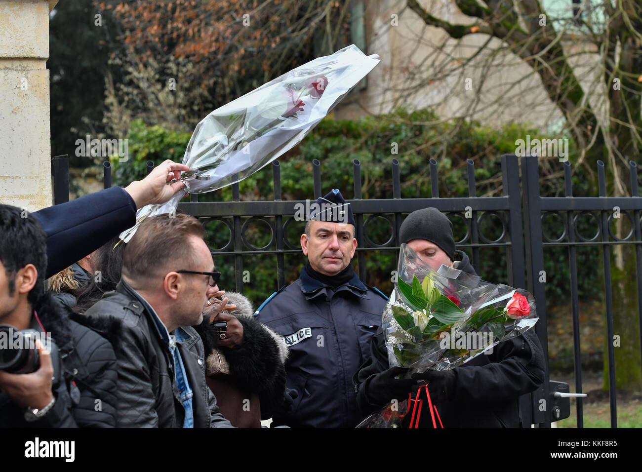 Marne la Coquette, France. 06th décembre 2017. Julien Mattia / le Pictorium - décès de Johnny Hallyday - 06/12/2017 - France / Marne la Coquette - à la suite de la mort de Johnny Hallyday dans la nuit de 5 décembre à 6, 2017 les premiers fans se rendent à Marne la Coquette près de sa maison pour y déposer des fleurs et lui rendre hommage. Credit: LE PICTORIUM / Alamy Live News Banque D'Images