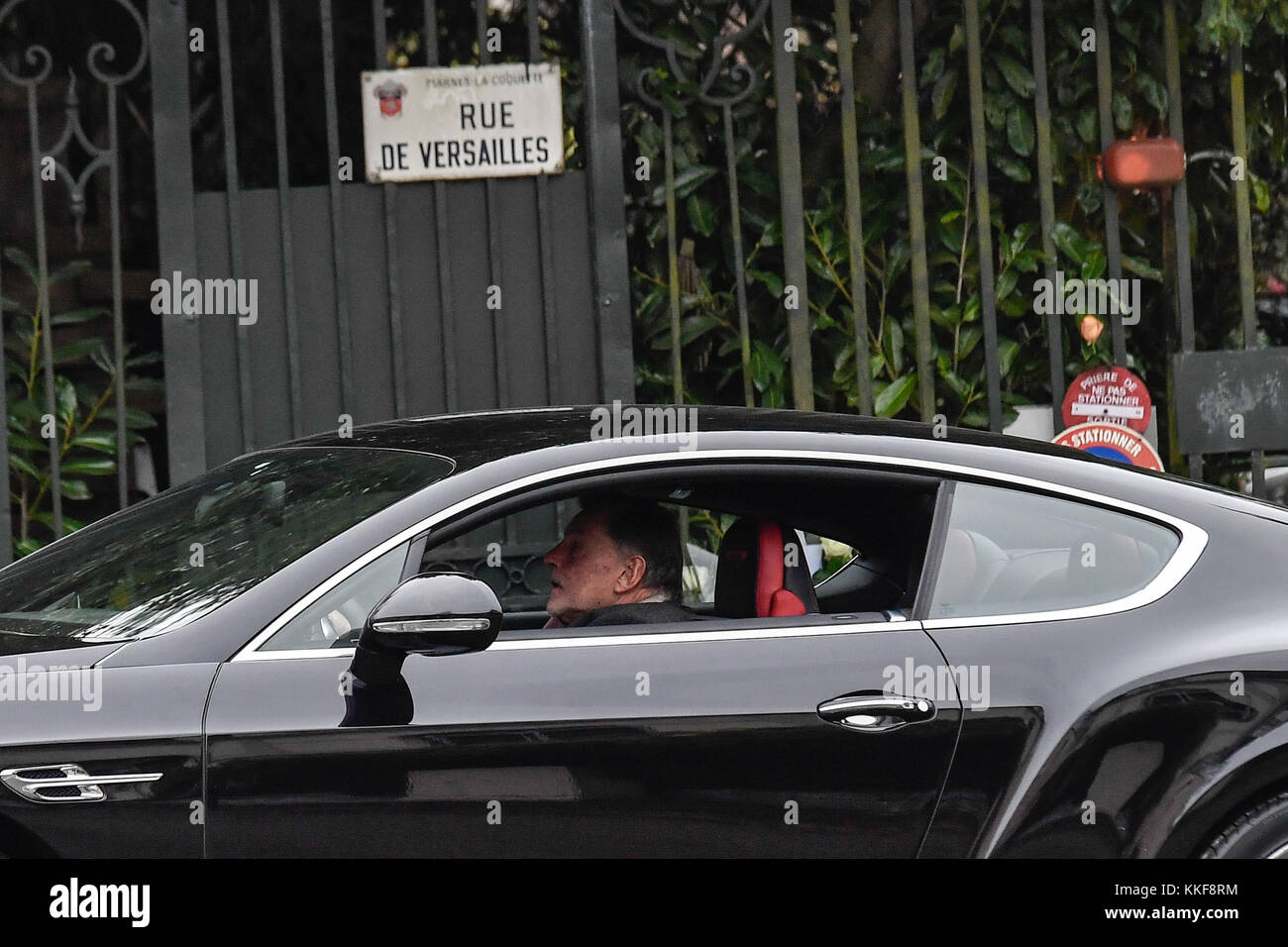 Marne la coquette, France. 08Th dec 2017. julien mattia / le pictorium - décès de johnny hallyday - 06/12/2017 - France / marne la coquette - jean-Claude camus, producteur historique de johnny hallyday. après la mort de johnny hallyday dans la nuit du 5 au 6 décembre 2017, ses amis et parents aller à Marne-la-Coquette à son domicile pour lui rendre hommage. Credit : le pictorium/Alamy live news Banque D'Images