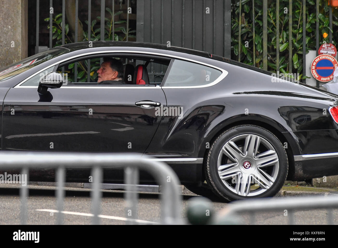 Marne la coquette, France. 08Th dec 2017. julien mattia / le pictorium - décès de johnny hallyday - 06/12/2017 - France / marne la coquette - jean-Claude camus, producteur historique de johnny hallyday. après la mort de johnny hallyday dans la nuit du 5 au 6 décembre 2017, ses amis et parents aller à Marne-la-Coquette à son domicile pour lui rendre hommage. Credit : le pictorium/Alamy live news Banque D'Images