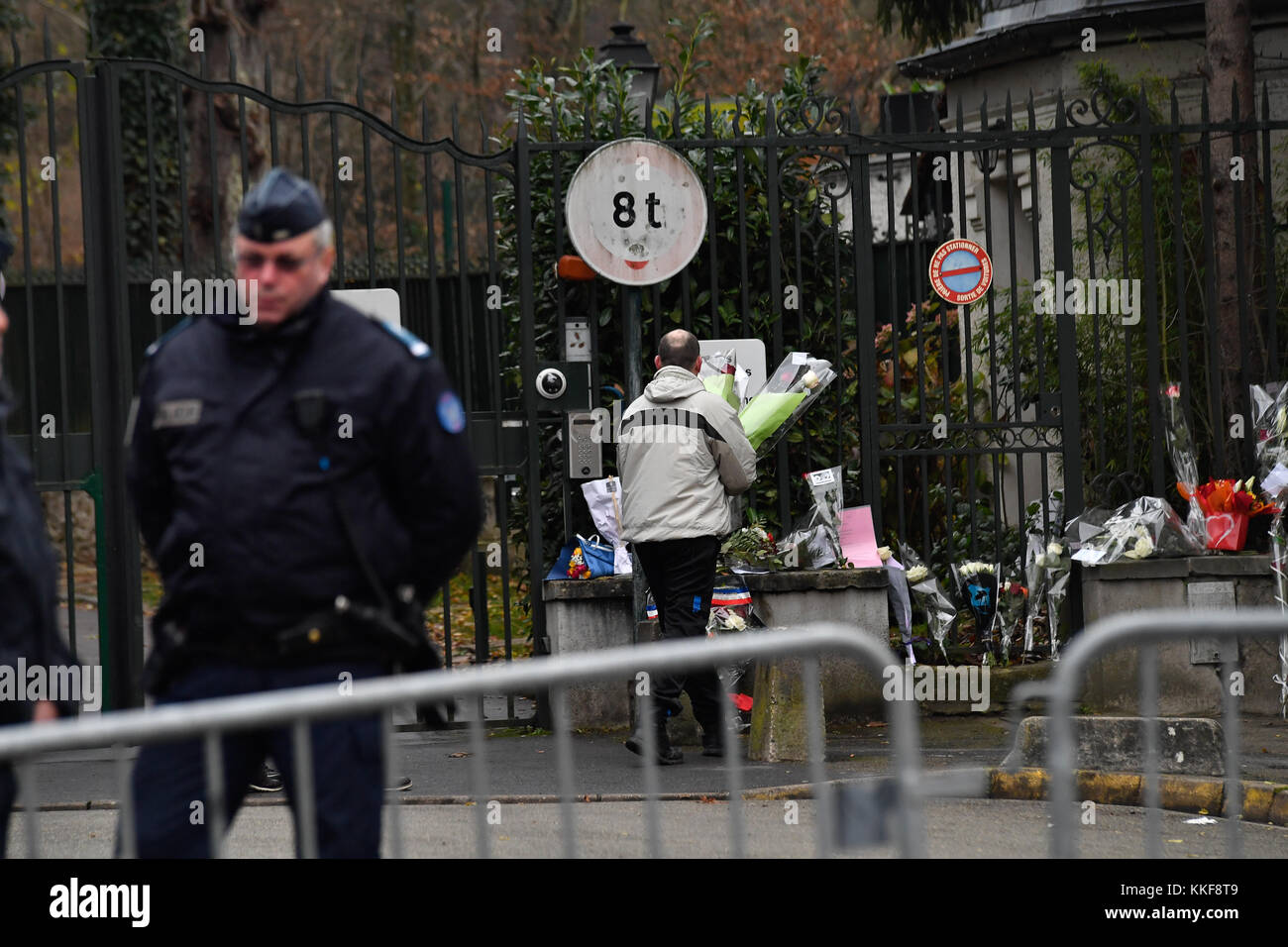 Marne la coquette, France. 08Th dec 2017. julien mattia / le pictorium - décès de johnny hallyday - 06/12/2017 - France / marne la coquette - à la suite de la mort de johnny hallyday dans la nuit du 5 au 6 décembre 2017, le premier rendez-vous des fans à Marne-la-Coquette près de son domicile à déposer des fleurs et de lui rendre hommage. crédit : le pictorium/Alamy live news Banque D'Images