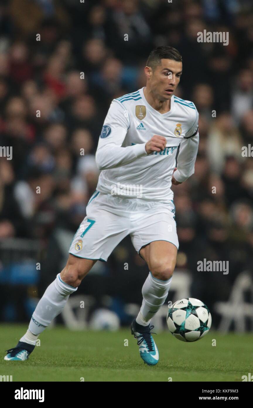 Madrid. 6 décembre 2017. Cristiano Ronaldo du Real Madrid participe au match de football du groupe H de l'UEFA Champions League entre le Real Madrid CF et le Borussia Dortmund au stade Santiago Bernabeu de Madrid le 6 décembre 2017. Le Real Madrid a gagné 3-2. Crédit : Juan Carlos Rojas/Xinhua/Alamy Live News Banque D'Images