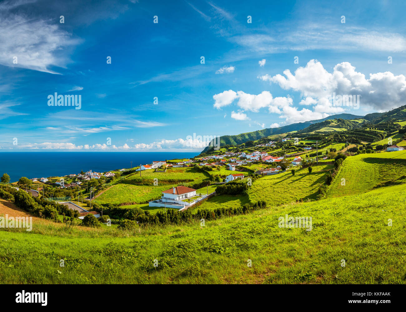 Belle vue sur les collines vertes, les prairies et les montagnes de l'île de São Miguel dans Açores, Portugal Banque D'Images