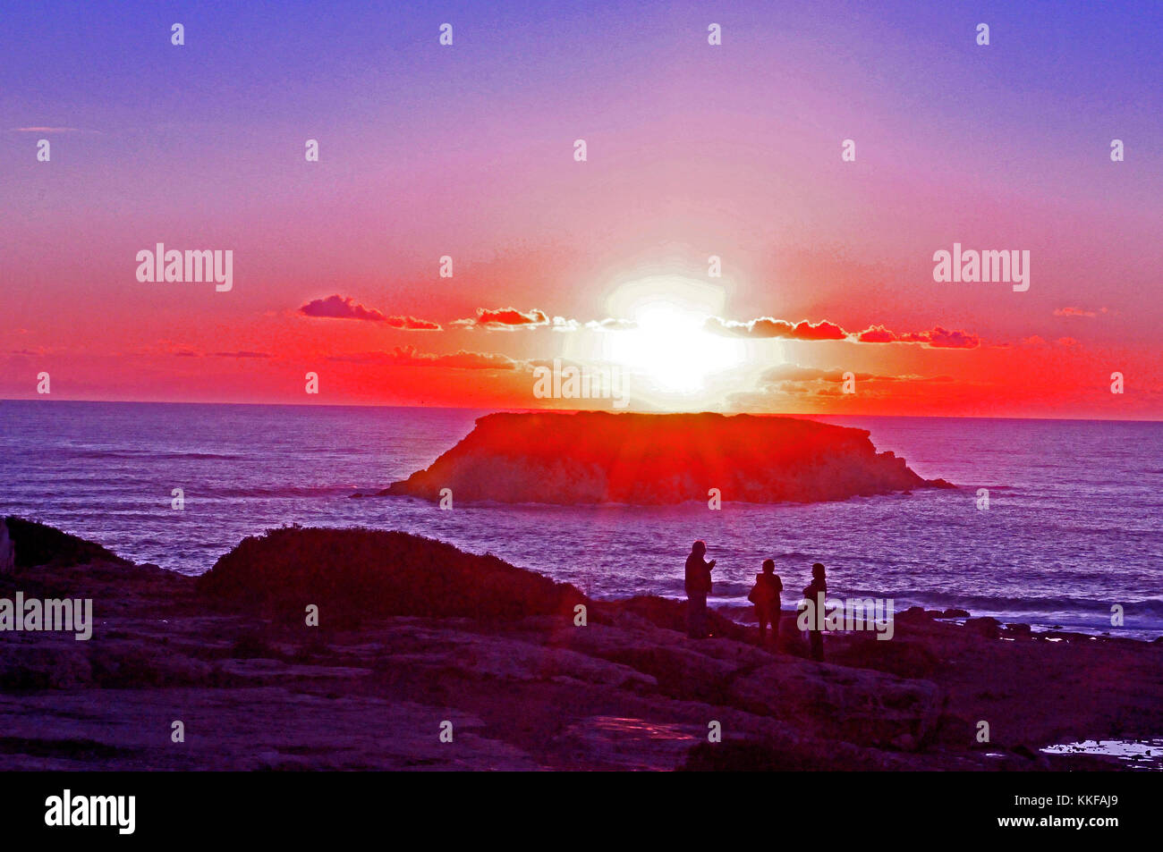 Magnifique coucher de soleil au cap Agios Georgios paphos Chypre drepano avec accent sur les chiffres au premier plan Banque D'Images