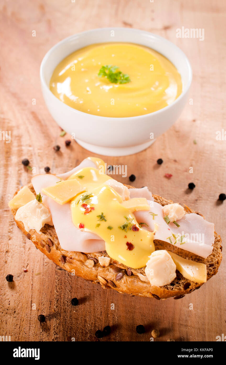 Bruschetta au fromage fondu et de jambon de dinde Banque D'Images