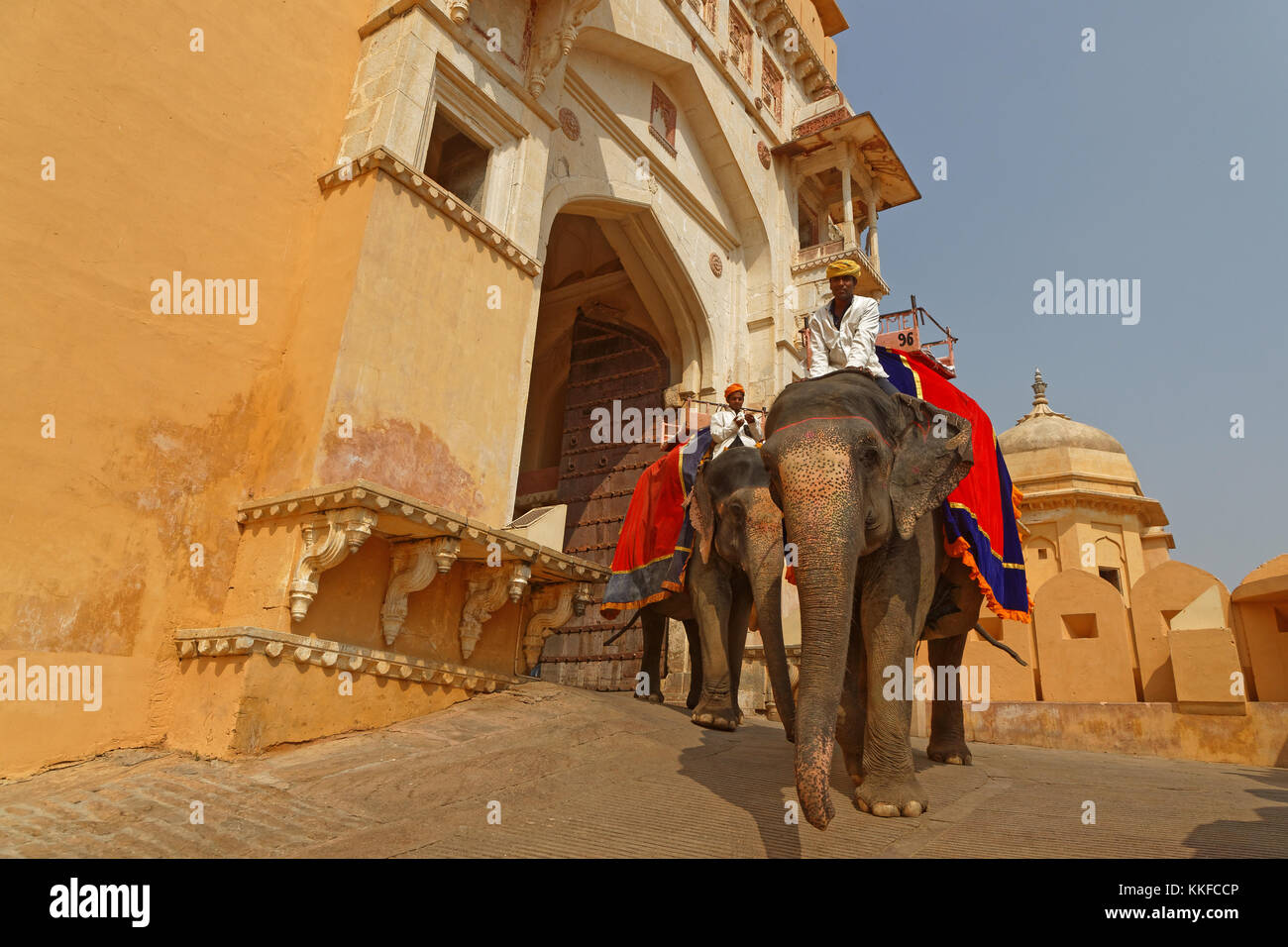 JAIPUR, INDE, le 27 octobre 2017 : Centre d'éléphants jusqu'à l'Amber Palace complexe. Fort Amber est la principale attraction touristique de la région de Jaipur. Banque D'Images